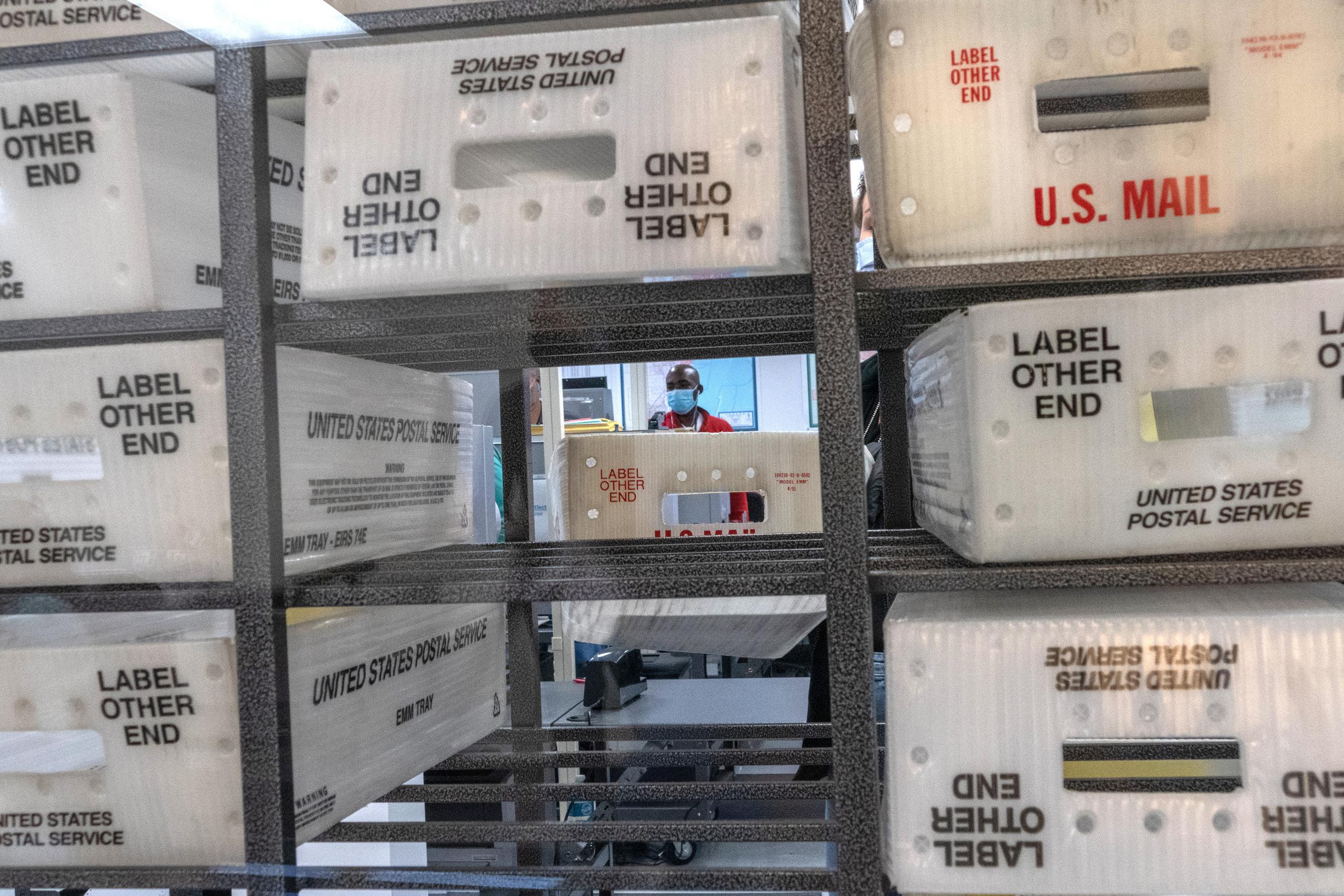 Fotografía de archivo de un detalle de varias cajas del Servicio Postal de Estados Unidos (USPS) con boletas de votación anticipada.