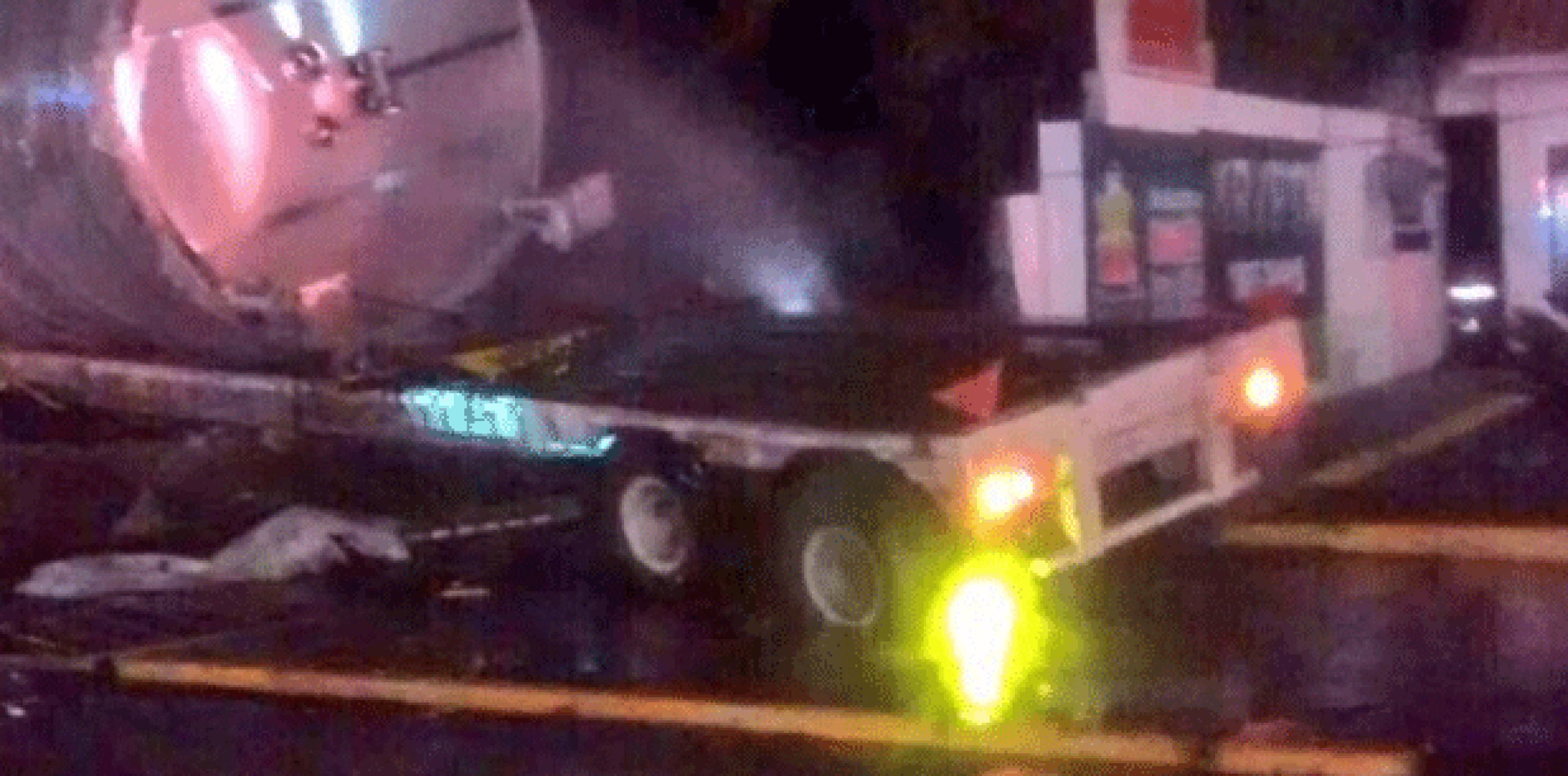 El camión, propiedad de la empresa Transportes Beltrán Romero, acabó impactado en una casa y fue en ese último choque cuando se cree que falleció el chofer. (Twitter)