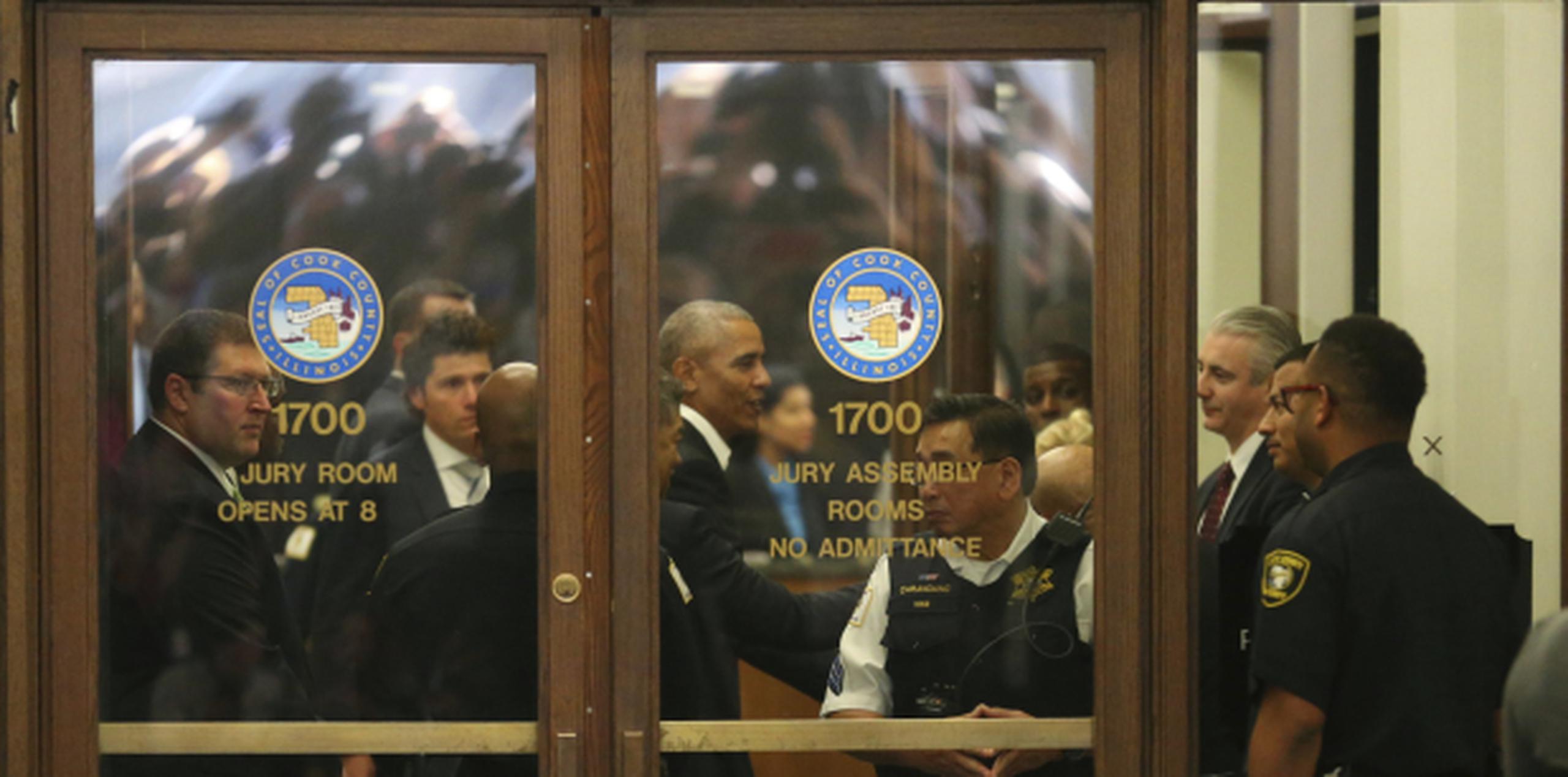 El expresidente Barack Obama saluda a su llegada al Daley Center de Chicago para servir como jurado. (Nancy Stone/Chicago Tribune via AP)
