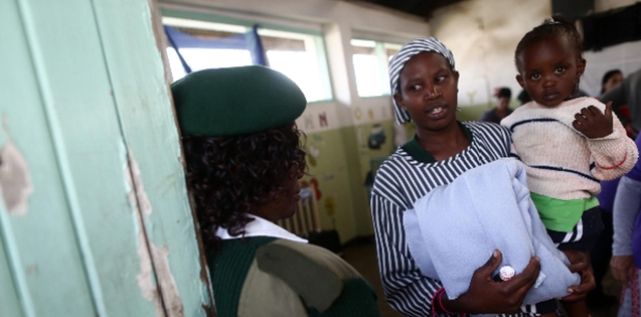 Arriba, Lilian Wairimu y Nelly Wambui reciben servicios de salud de una misión humanitaria boricua en cárcel de Nakuru, Kenia. f.araujo@gfrmedia.com