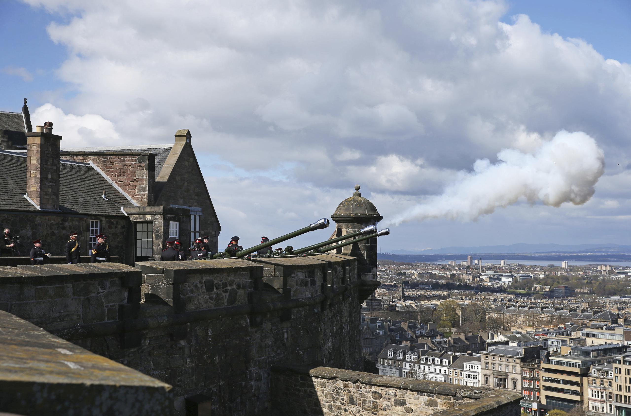 El 105to Regimiento de la Real Artillería hizo el saludo de 41 rondas de salva en el castillo de Edinburgo. 