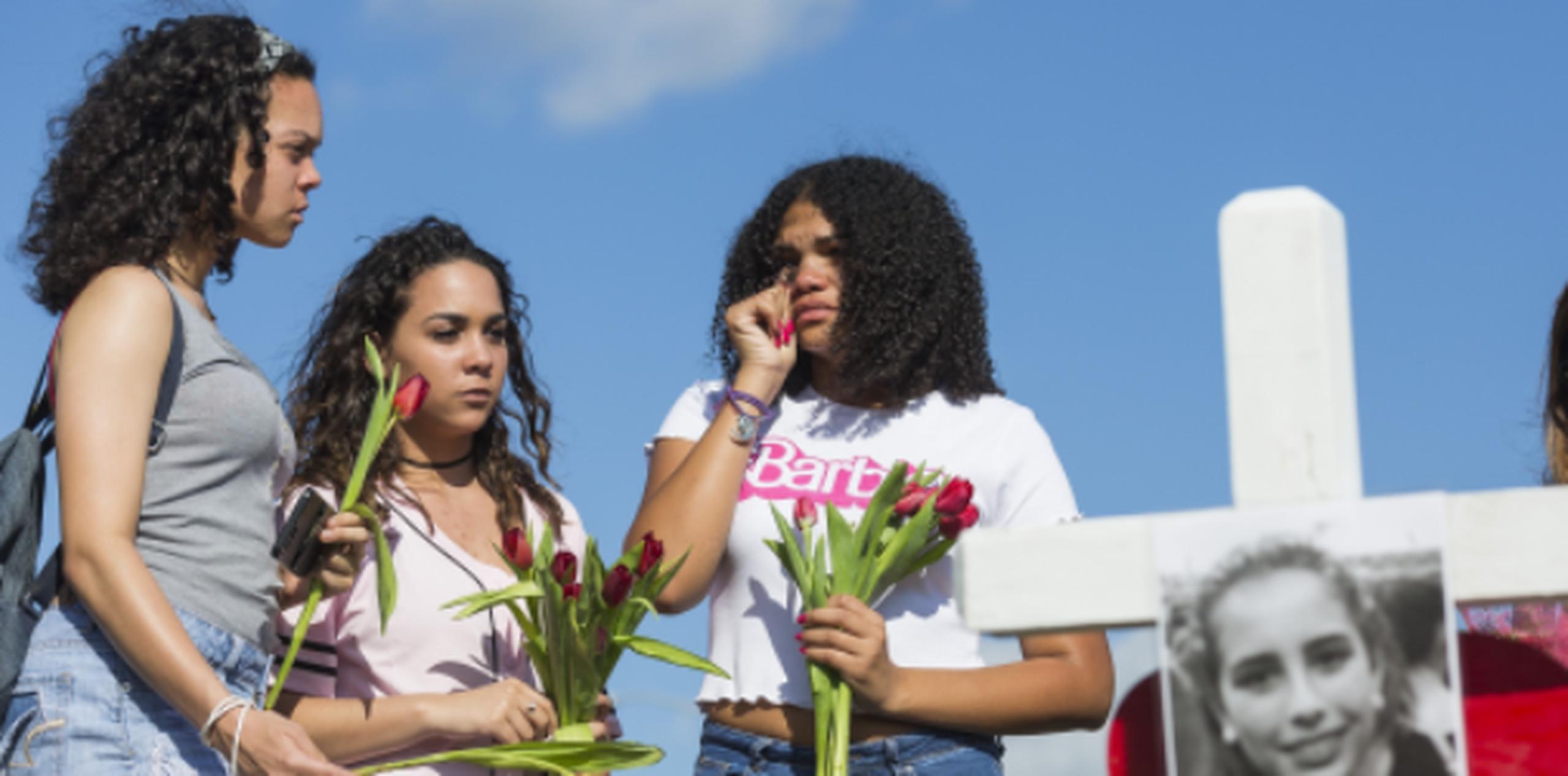 Desde la izquierda, Tatana Hobson, de 14 años, Annia Hobson, de 13, y Leilany Canate, de 16, participan de una ceremonia en honor a los fallecidos en la balacera en la escuela superior de Parkland. (AP)