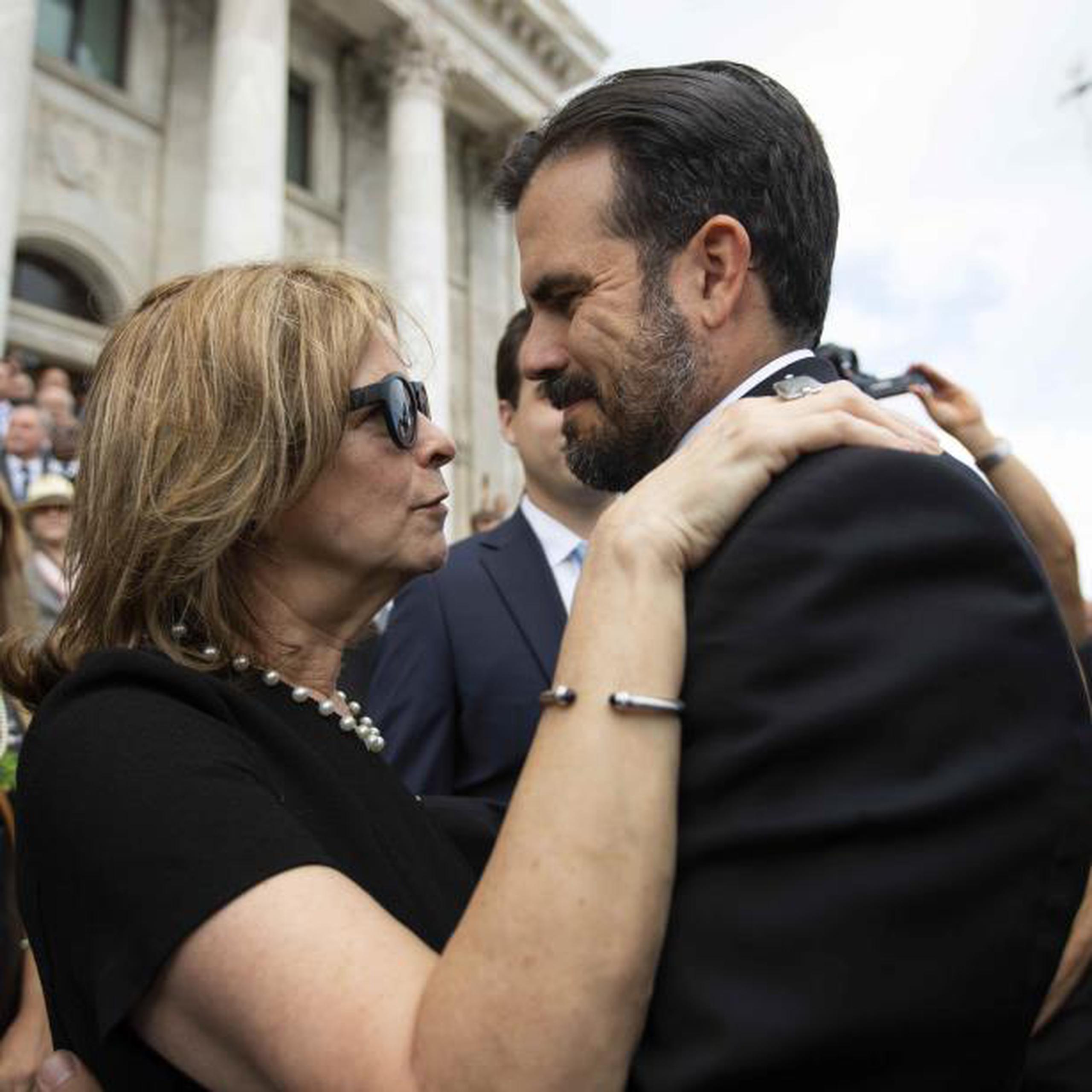 El gobernador Ricardo Rosselló y la viuda de Rafael Hernández Colón, Nelsa López, se abrazaron en su llegada al Capitolio. (tonito.zayas@gfrmedia.com)