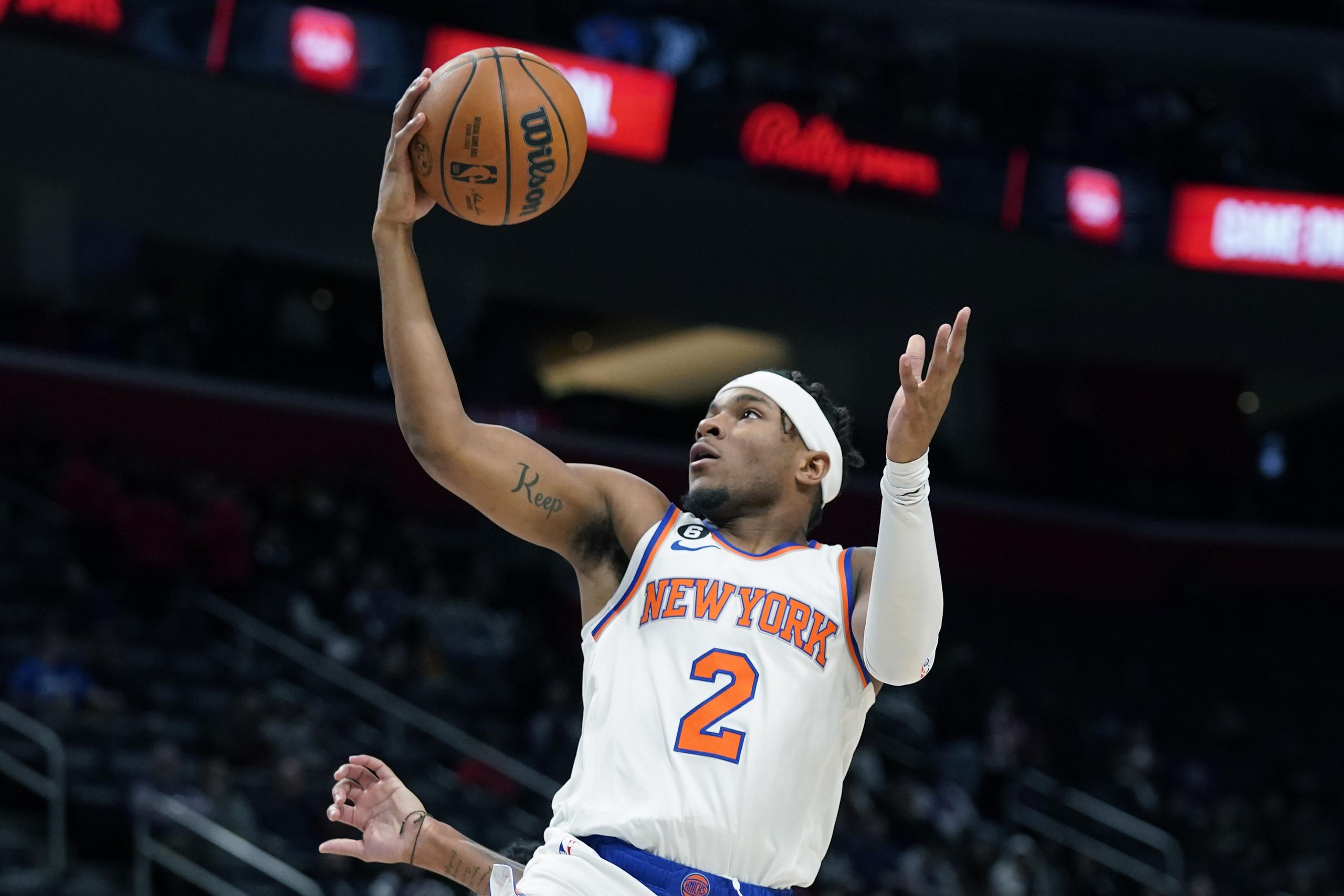 El base de los Knicks de Nueva York, Miles McBride, se levanta para realizar un intento en el encuentro ante los Pistons de Detroit del martes.