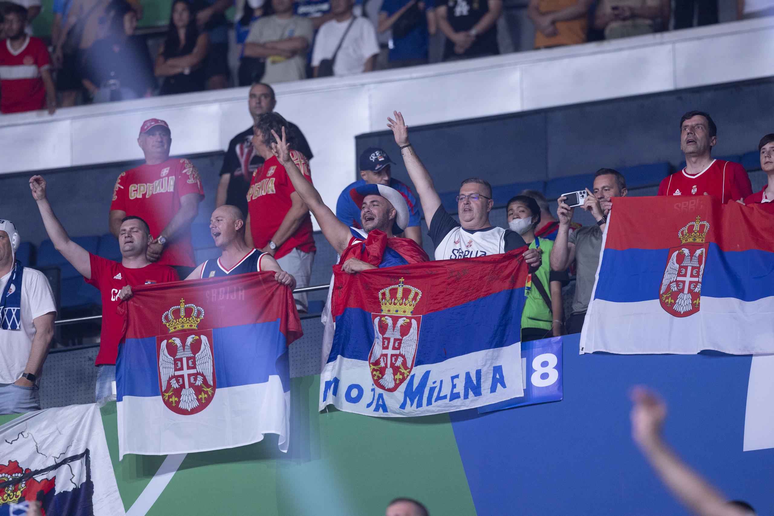 Los serbios también contaron con respaldo de sus fanáticos en las gradas.