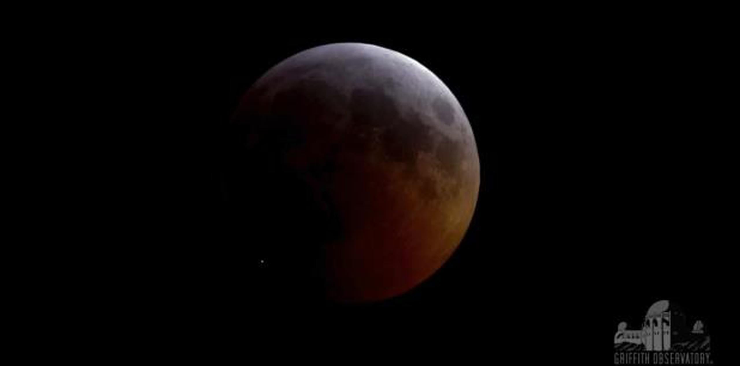 El destello brillante -en la parte inferior izquierda de la Luna- es producto de un impacto durante el eclipse lunar que se dio el pasado 20 de enero. (Observatorio Griffith vía AP)
