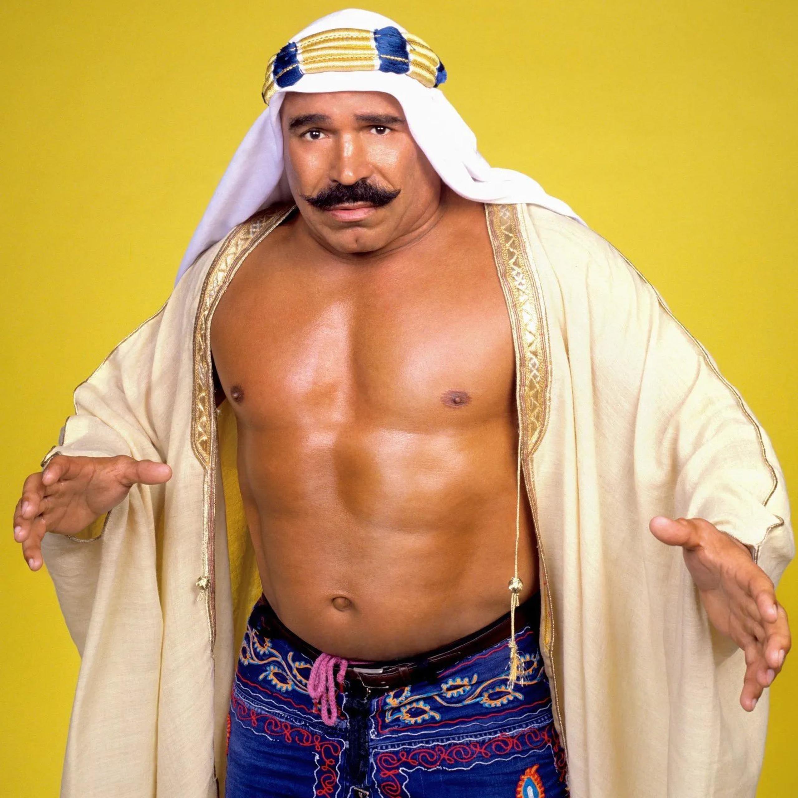 El Iron Sheik aparece aquí en una imagen durante su tiempo activo como luchador.