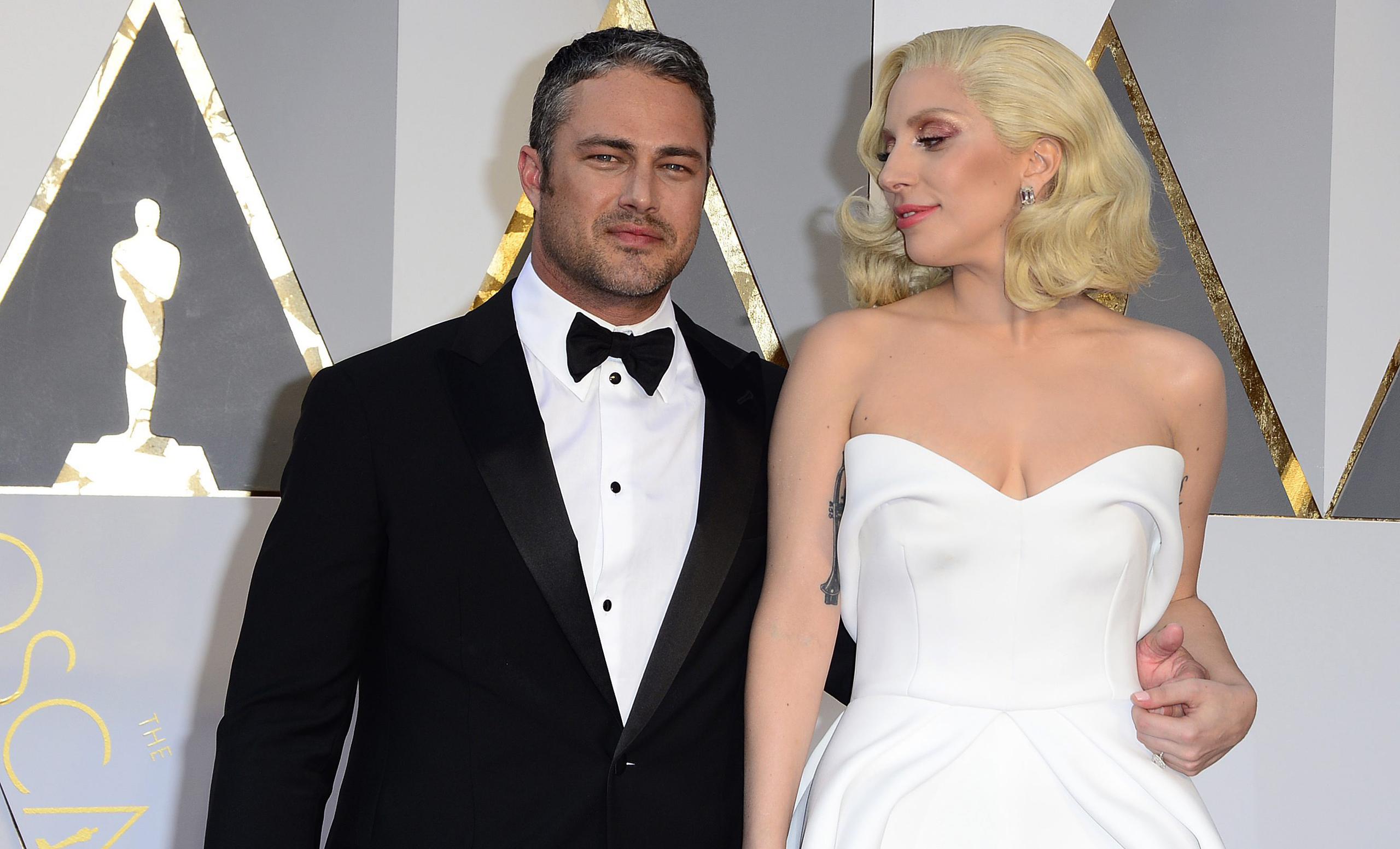 Lady Gaga y Taylor Kinney en los premios Oscar del 2016. (Archivo)