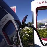 Autos eléctricos de GM podrán usar puestos de carga de Tesla