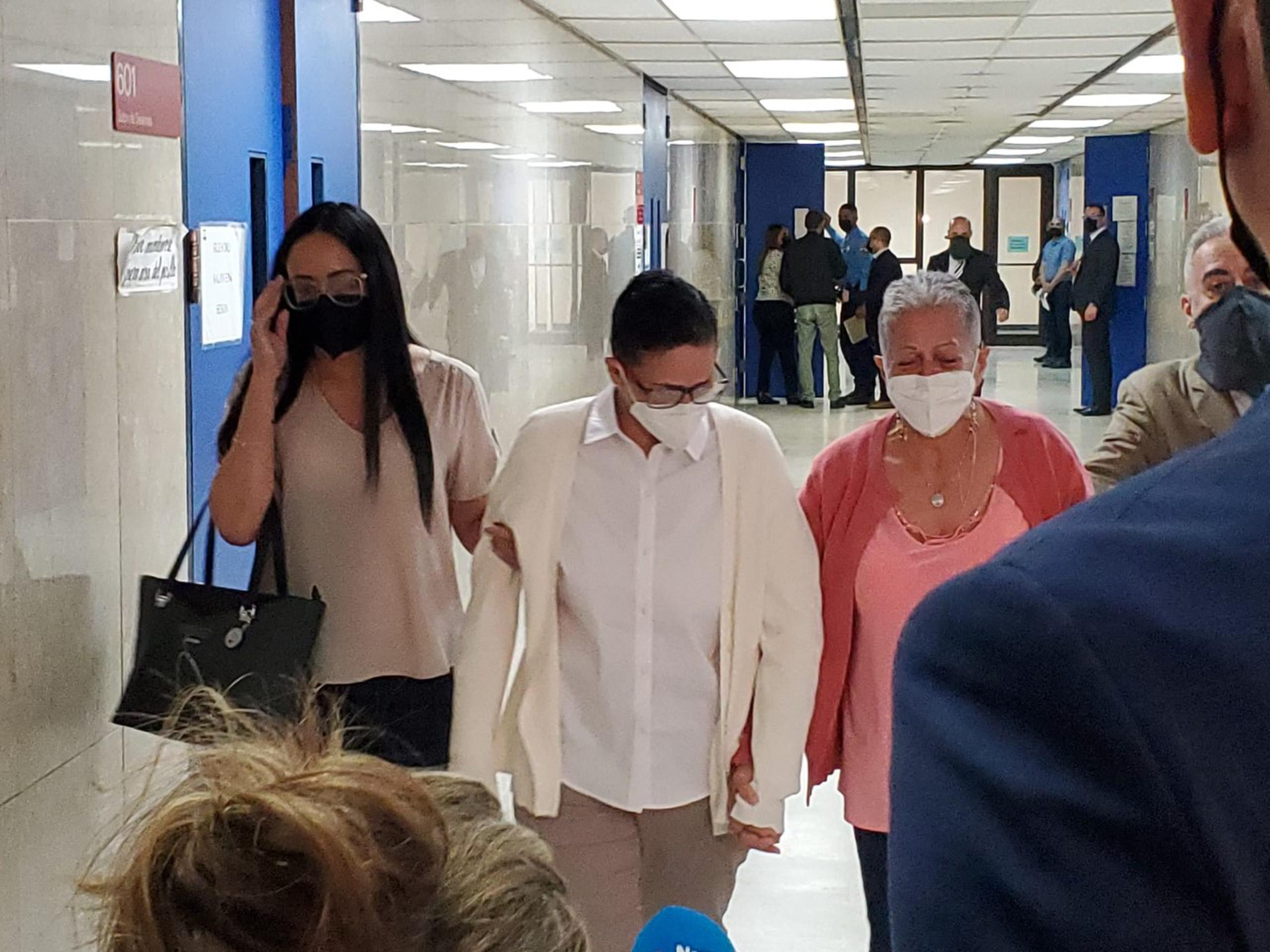 Mayra Nevárez Torres, al centro, a su salida de la sala del Tribunal de San Juan donde se encontó causa para juicio contra ella.