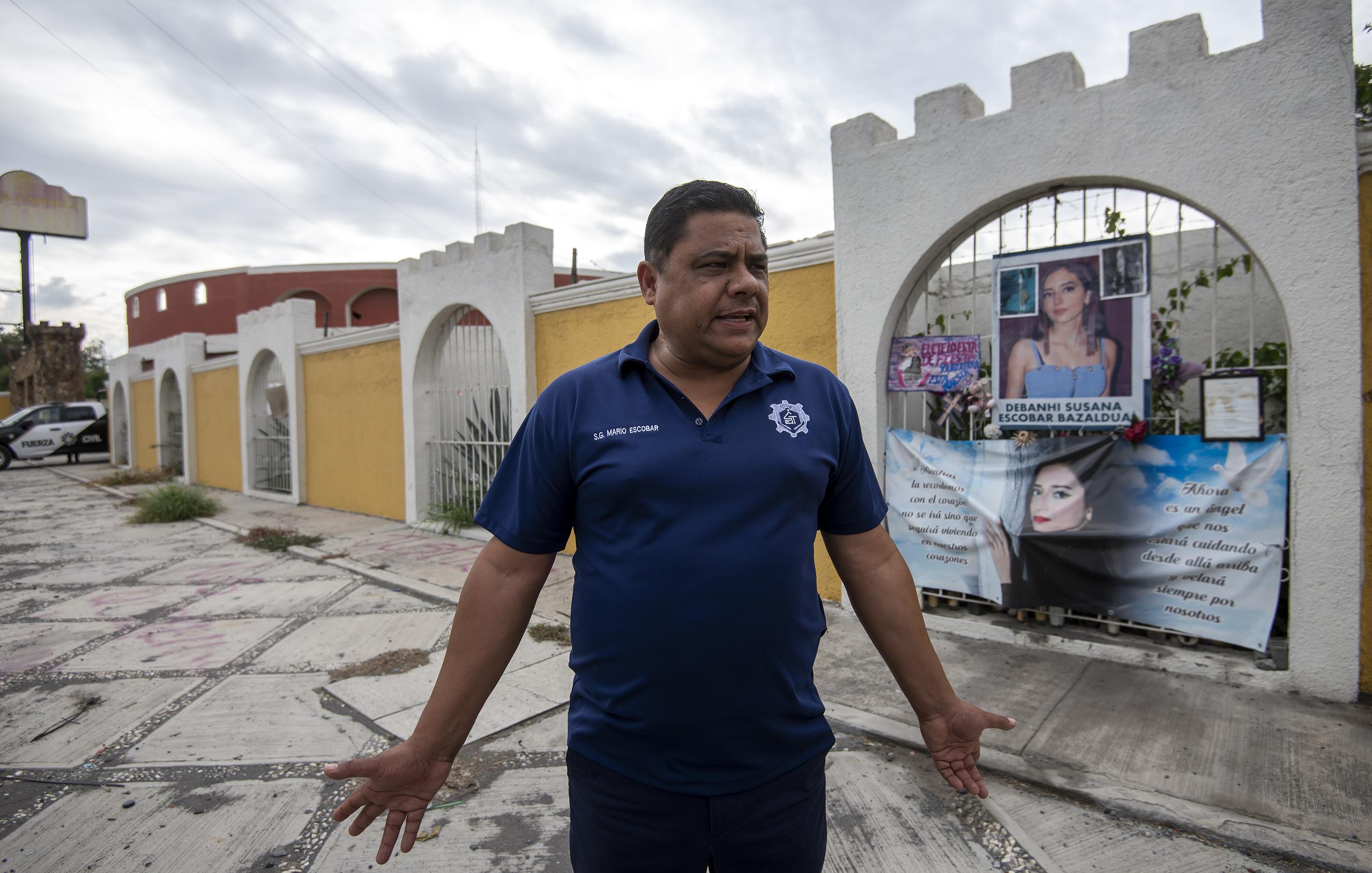 Mario Escobar, padre de la joven Debanhi Escobar, habla en entrevista con EFE, el 7 de octubre de 2022, en el exterior del motel donde fue encontrado sin vida el cuerpo de su hija, en Monterrey, Nuevo León (México). EFE/ Miguel Sierra
