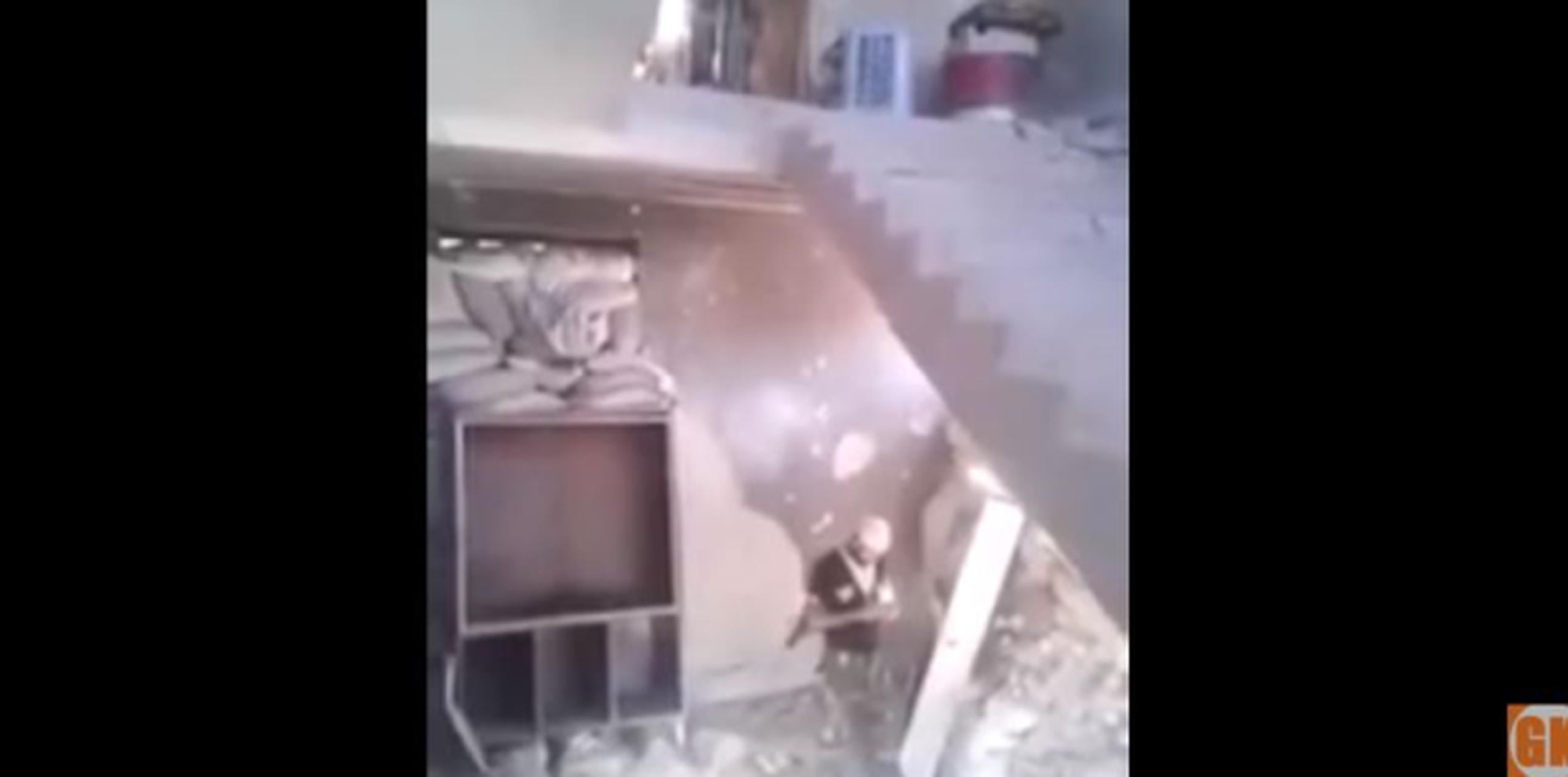 Uno de los habitantes del lugar sujetó el misil desde el segundo piso y lo soltó, pero jamás explotó. (YouTube)