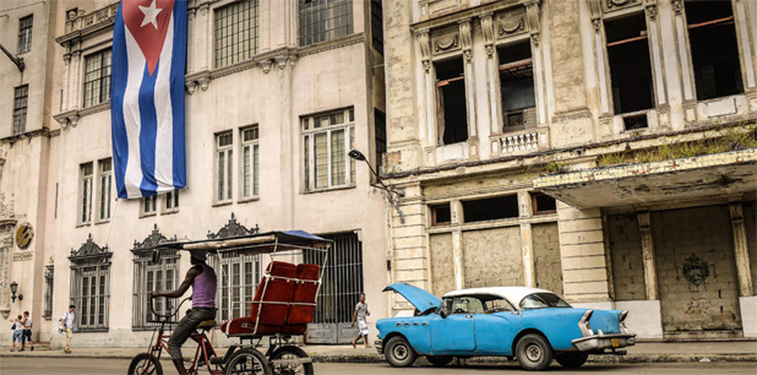 Con La Habana saturada de miles de turistas de todos los rincones del mundo visitándola y la expectativa de que cada vez más estadounidenses viajen a Cuba para saborear la fruta prohibida, Santiago, a unos 800 kilómetros al este de la capital, espera recibir algo de la derrama económica que traen los visitantes. (AFP)