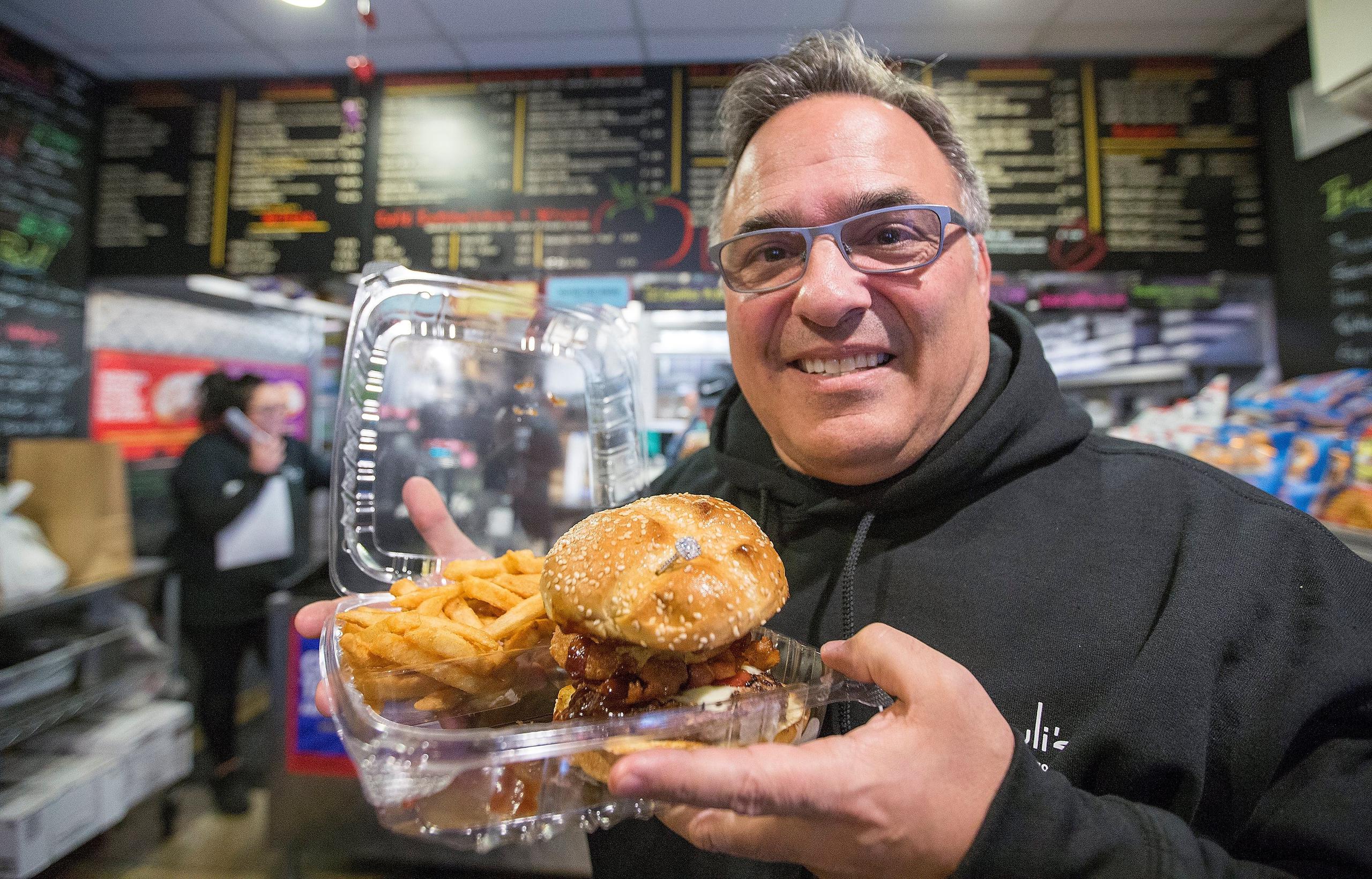 El cocinero Paul Barker presenta la hamburguesa especial de San Valentín en su restaurante, en el barrio North End de Boston, Massachusetts. (EFE / Cj Gunther)