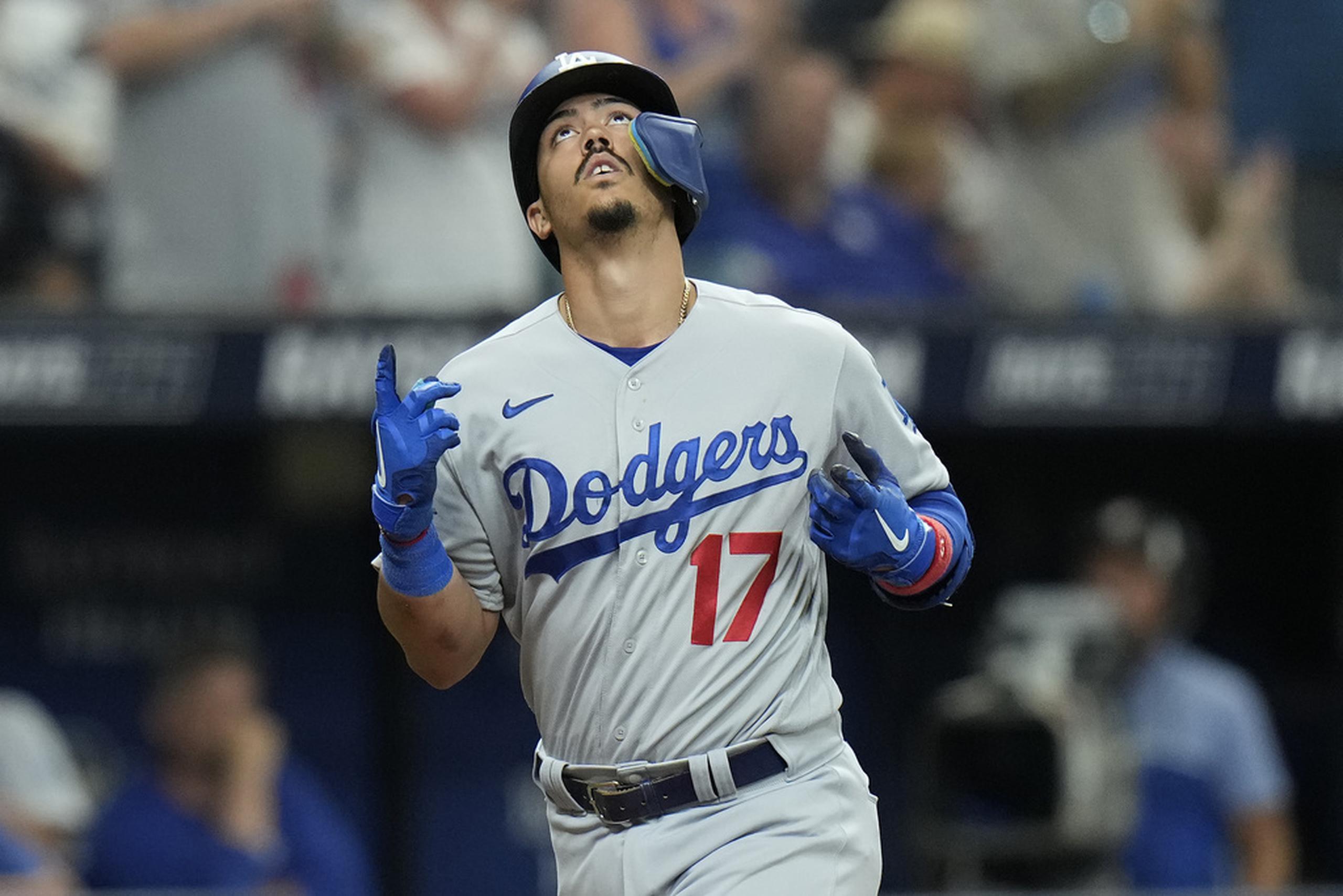 El cubano Miguel Vargas, de los Dodgers de Los Ángeles, festeja tras conectar un jonrón en el duelo ante los Rays de Tampa Bay.