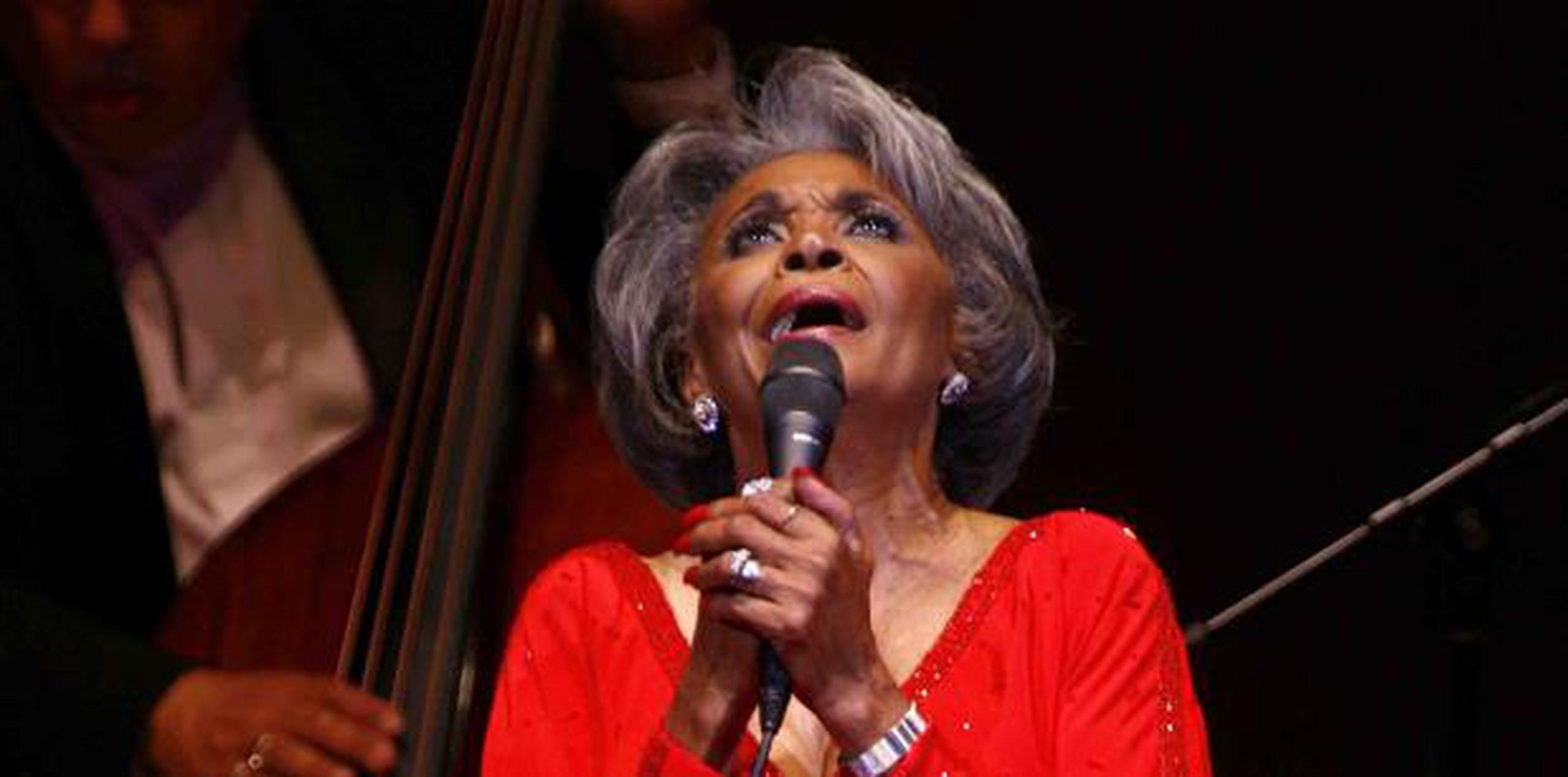 Nancy Wilson en una presentación por su 70 años en el Carnegie Hall, en Nueva York, el 29 de junio de 2007. (AP)