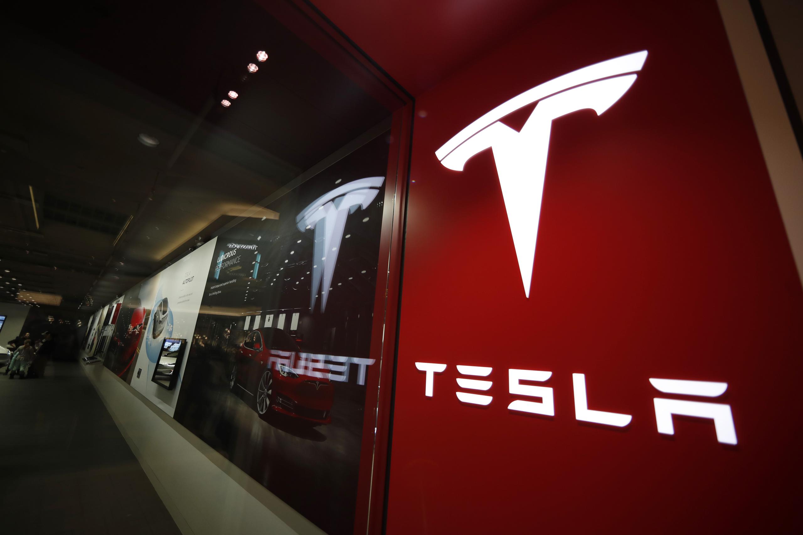 Tesla enfrenta varias demandas relacionadas con su tecnología Autopilot que llegarán a juicio este año, y este caso parece ser la primera vez que la compañía llega a un acuerdo.