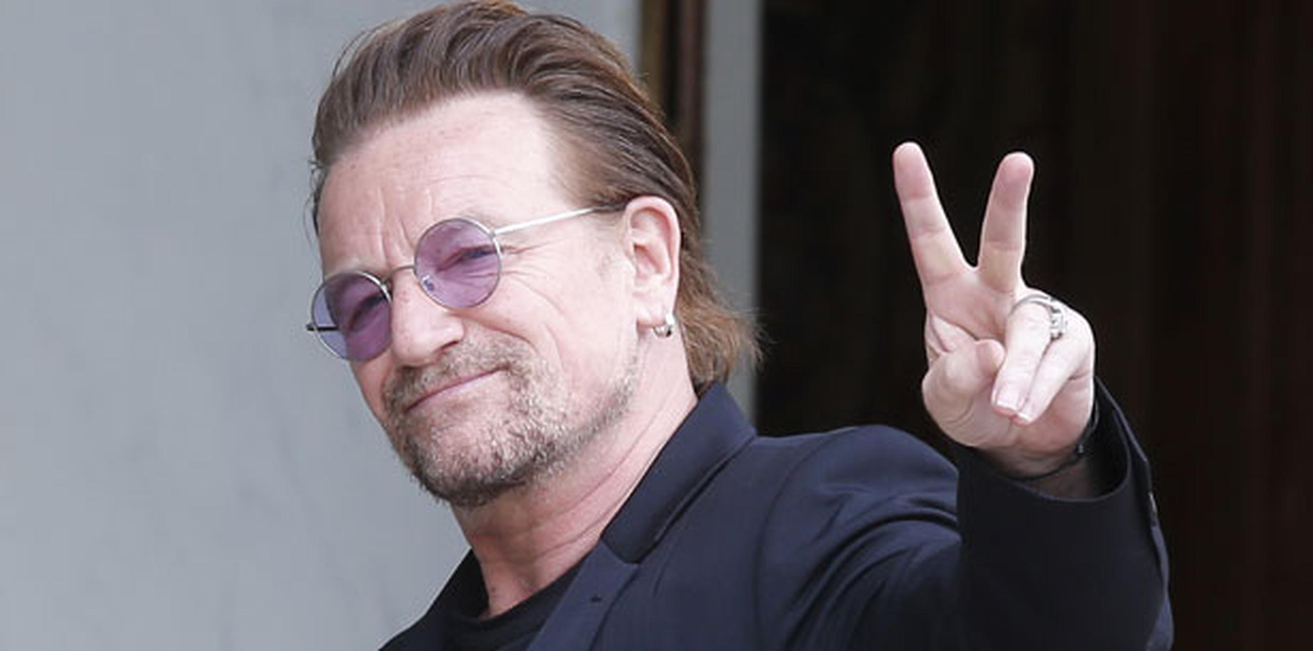 Según un reporte publicado por la agencia alemana dpa el domingo, Bono pudo seguir cantando el tema "Beautiful Day" con la ayuda del público. (AP)