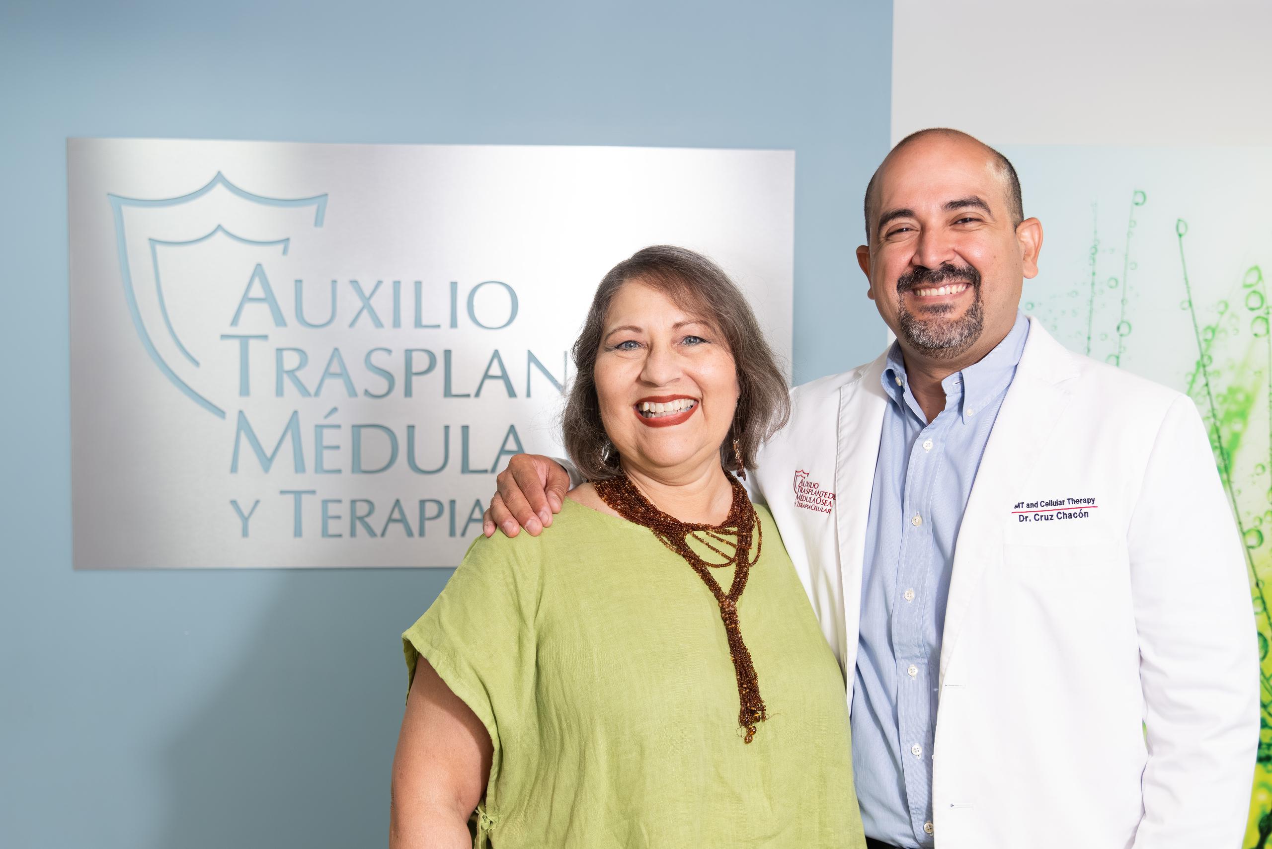 María Eugenia Rivera-Cuesta, primera paciente en recinir la terapia teclistamab-cqvy en Puerto Rico, junto con el doctor Alexis Cruz Chacón.
