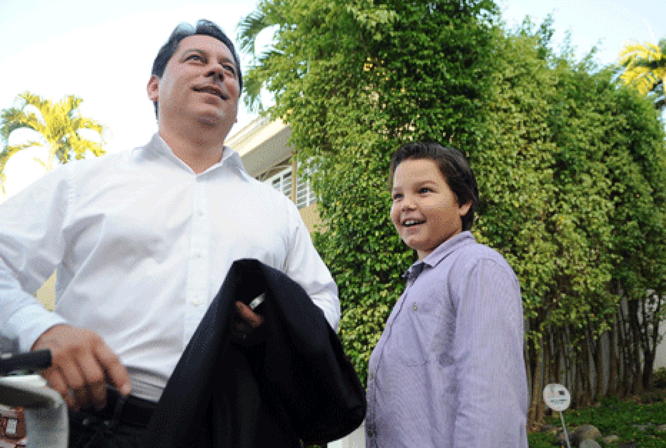 Juan Dalmau en compañía de su hijo Gabriel previo al inicio de la jornada con motivo de las elecciones.   (ana.abruña@gfrmedia.com)