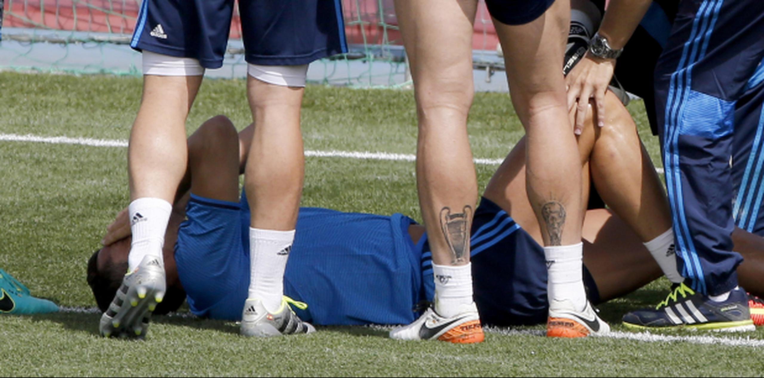 Un adolorido Ronaldo terminó en el suelo recibiendo atención médica tras la lesión.(EFE)