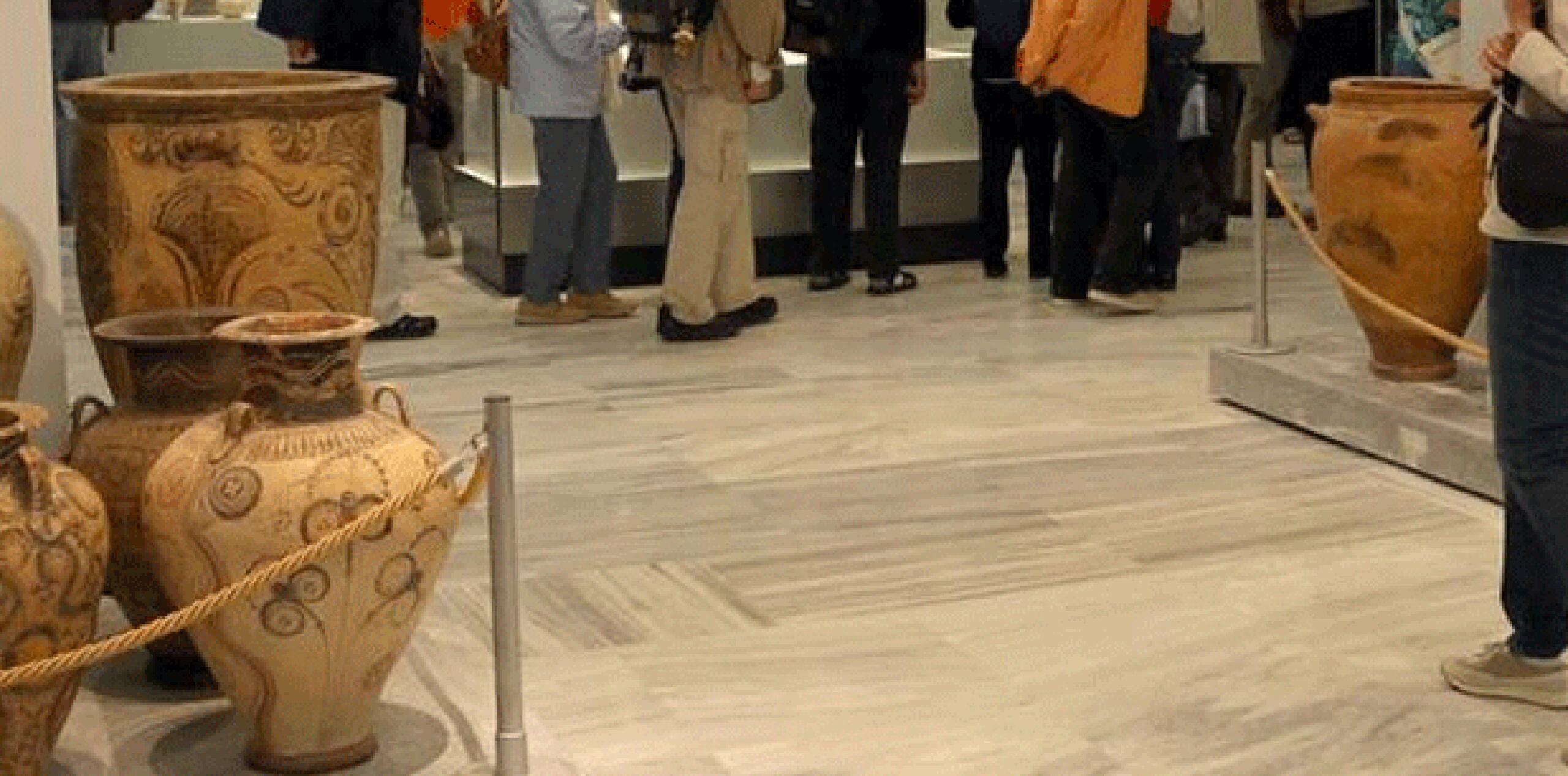 El accidente ocurrió el 23 de mayo en el Museo de Heraclión, en la isla de Creta. La visitante sufrió una herida menor en la pierna, dijo el ministerio hoy. (ethnos.gr)