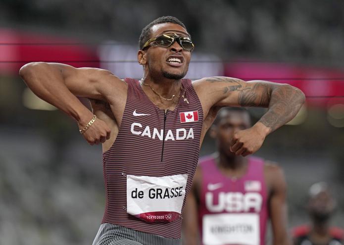 El canadiense Andre De Grasse celebra tras ganar los 200 metros en los Juegos Olímpicos de Tokio. Este fue el atleta que en Río 2016 empujó  Usain Bolt a tener que apretar el acelerador en una prueba semifinal del evento de 100 metros que se convirtió en viral entonces.