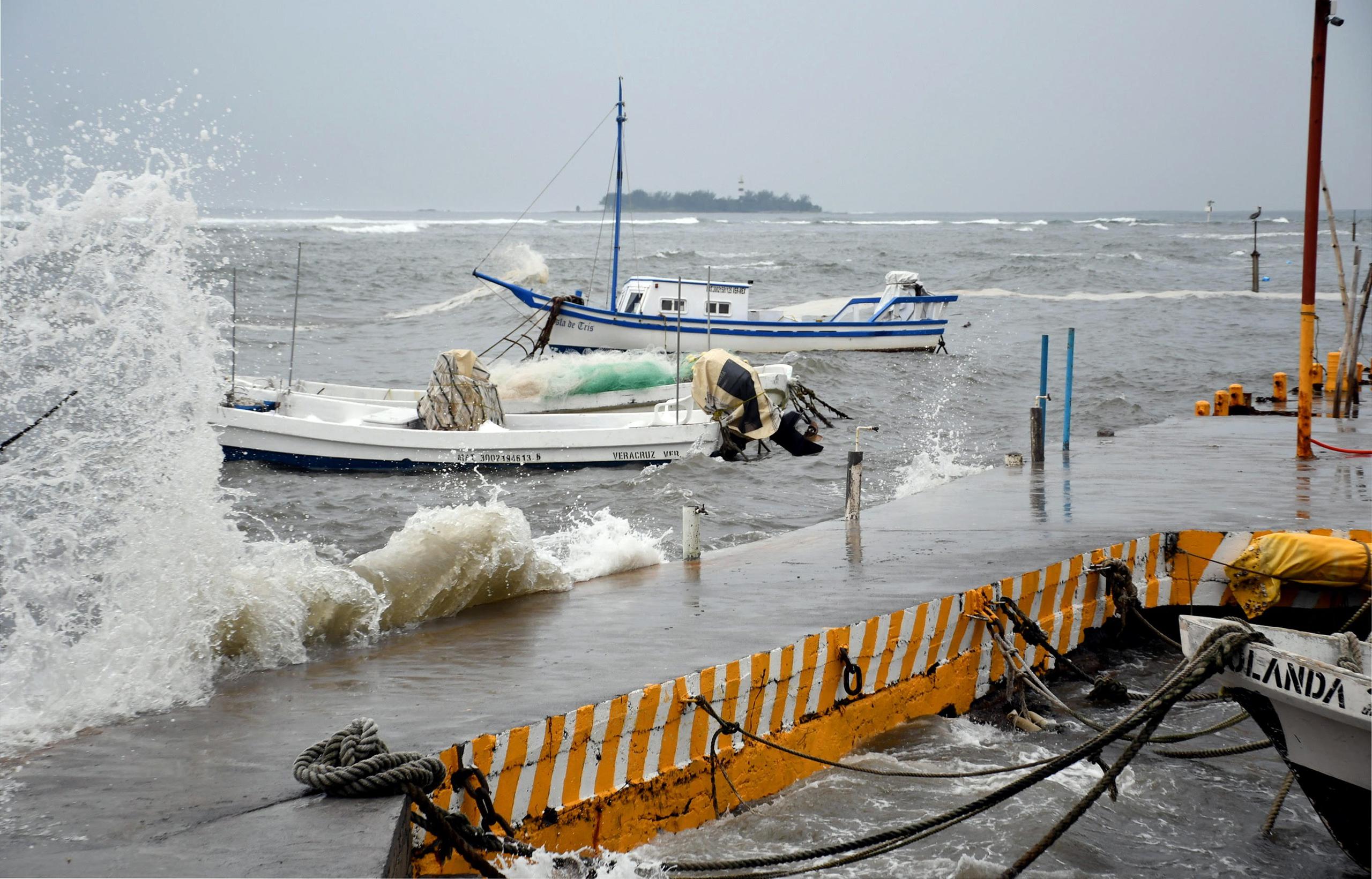 Fotografía de un embarcadero antes de la llegada del huracán Grace hoy, en el Puerto de Veracruz (México).