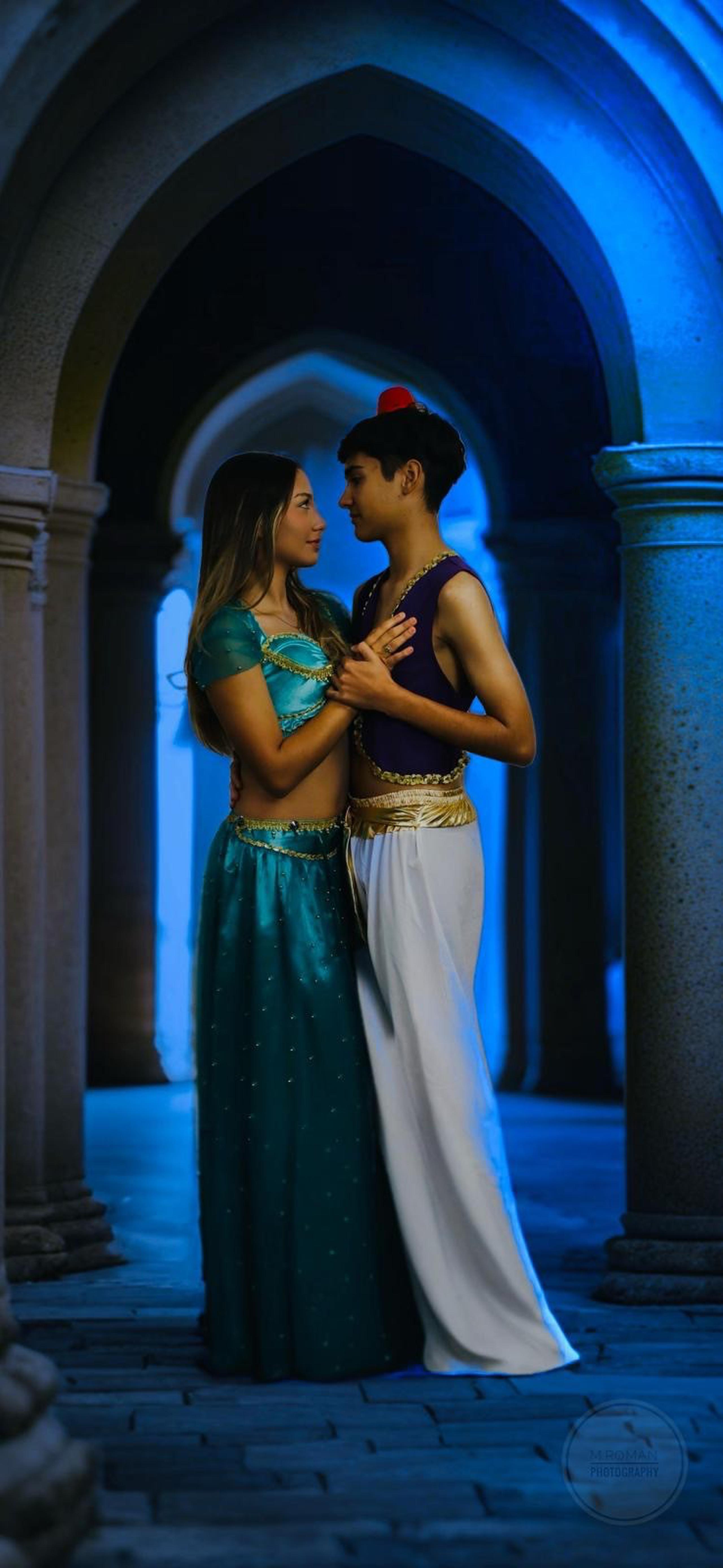 Jazmín, interpretada por la joven de duodécimo grado, Alexa Méndez; y Aladino, interpretado por Anthuan Crespo, de undécimo grado.