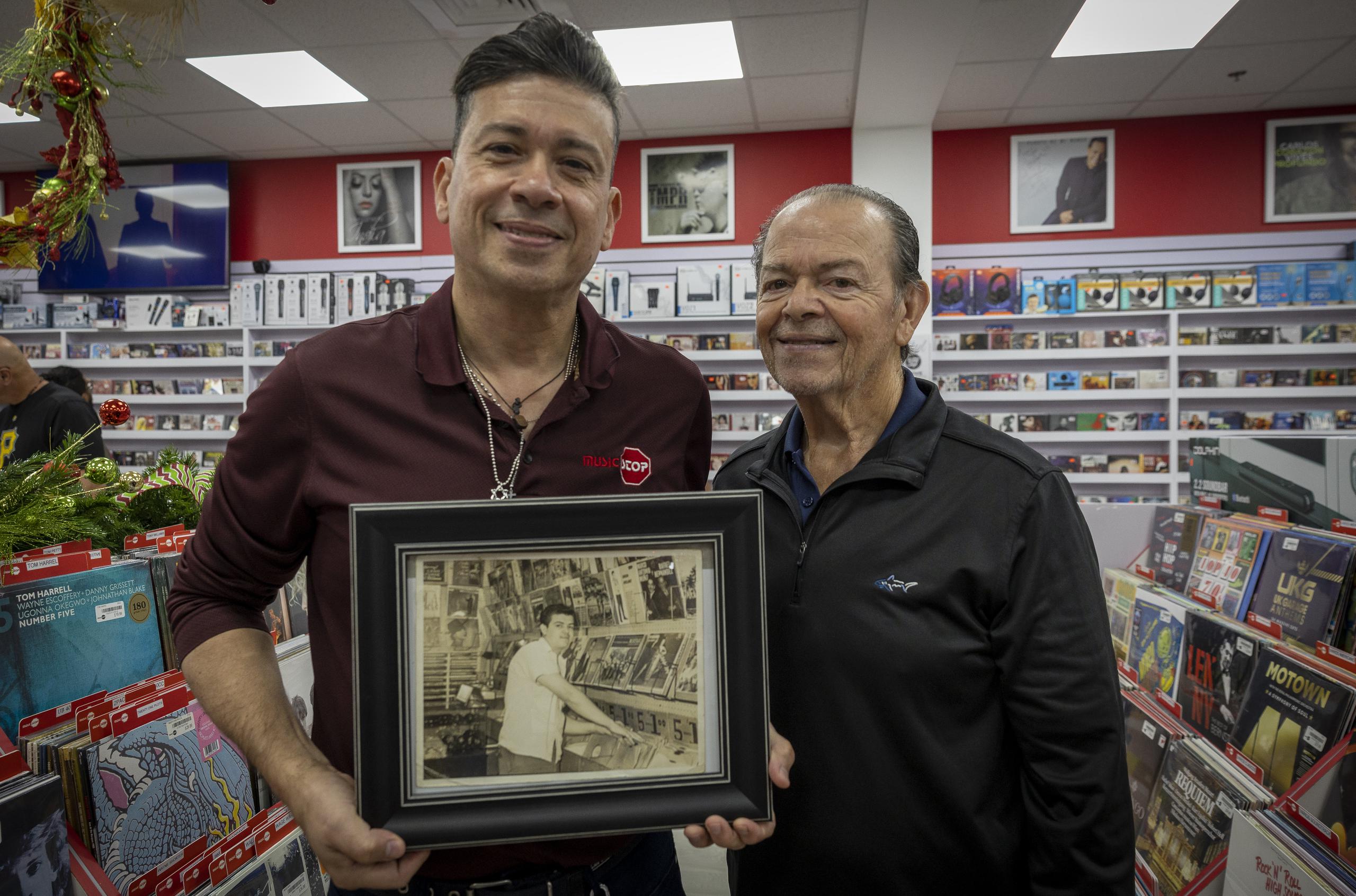 El dueño de Music Stop, Richard Soto, celebra 49 años del negocio que fundó su padre, Francisco Soto, desde la ciudad de Nueva York en los años 60.