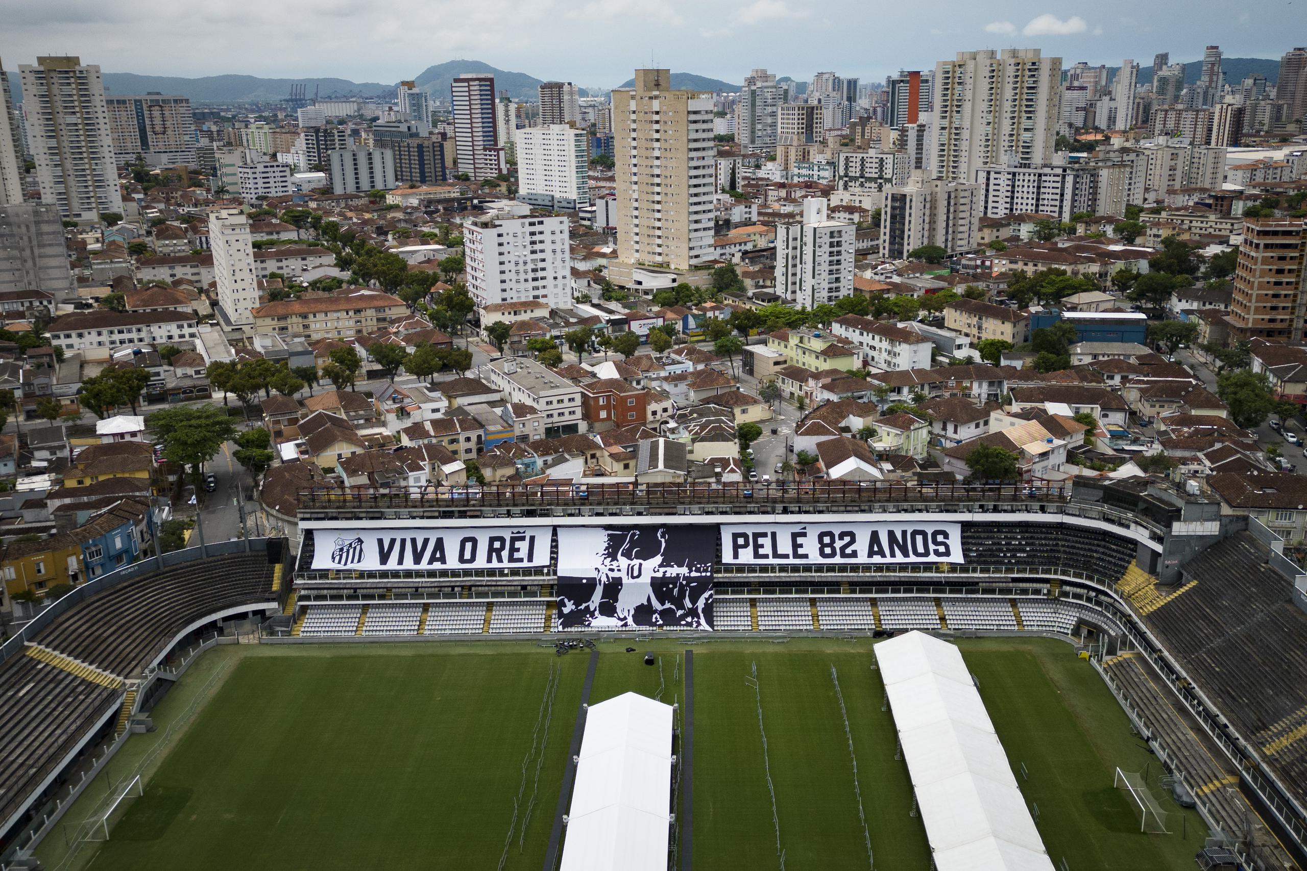 Esa es la pancarta que ha sido desplegada para el velatorio de Pelé en el estadio del club Santos, para el cual jugó la gran parte de su carrera.