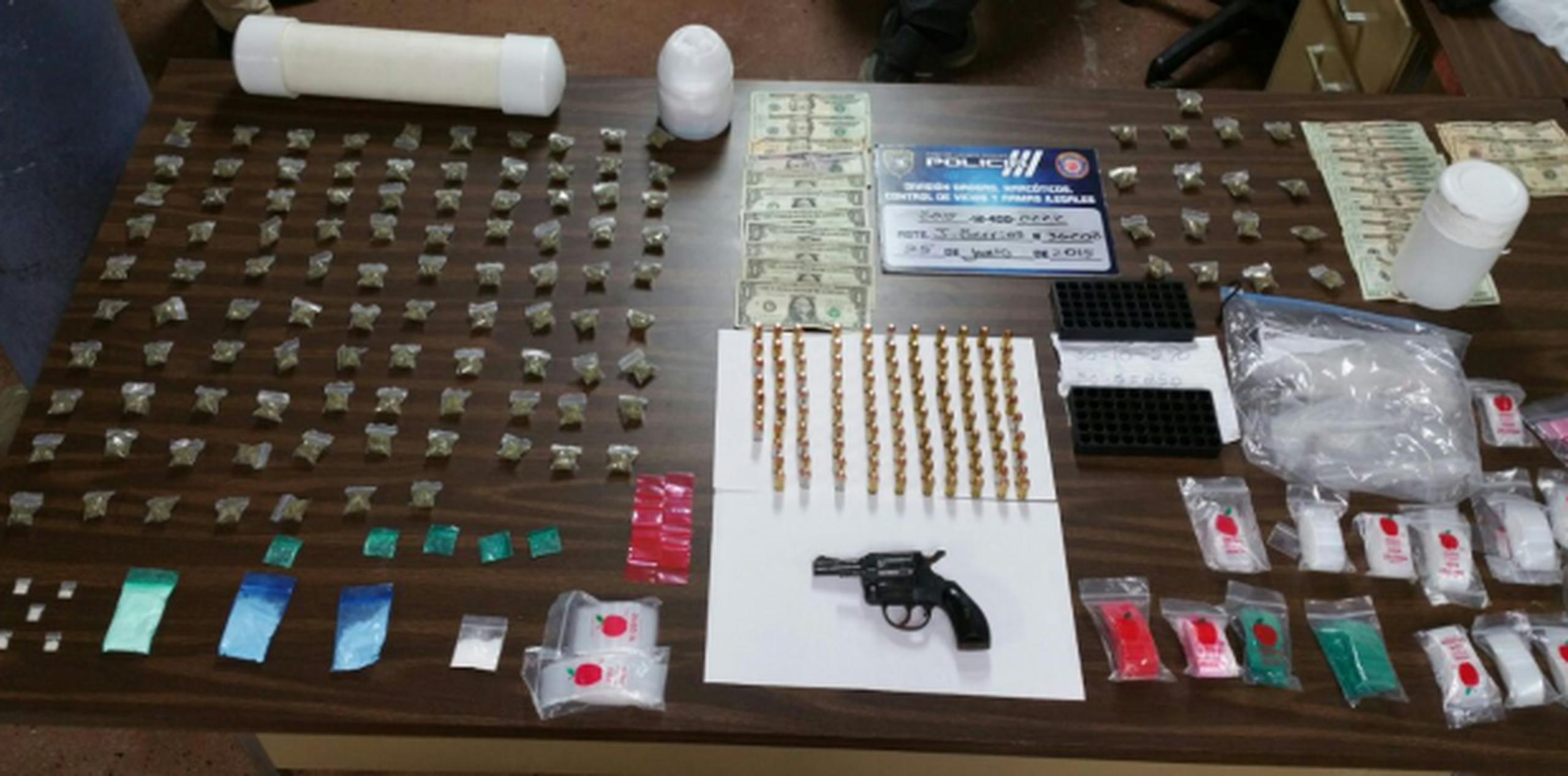 En el residencial Vistas del Mar se ocuparon 107 balas calibre .40, un revólver calibre 32, 114 bolsas de marihuana, cuatro bolsas de cocaína, cinco bolsas de crack, parafernalia y $292 en efectivo. (Suministrada)