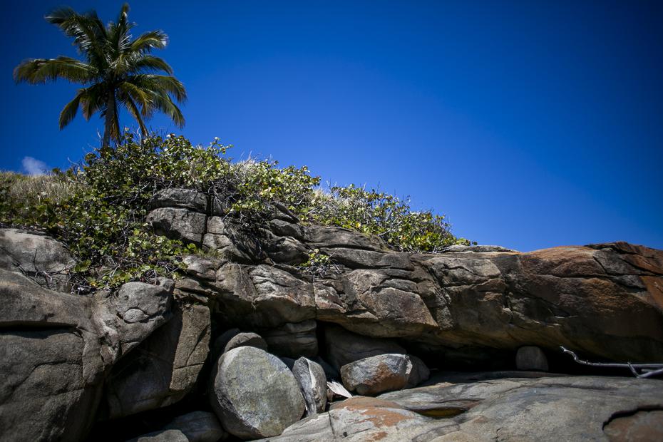 Oficialmente, los residentes del sector la llaman Piedra La Cueva del Cabro en Yabucoa y se muestra como un hermoso accidente de la naturaleza que adorna la Playa Lucía.

