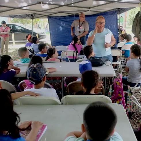 Educan a niños bajo carpas tras el terremoto