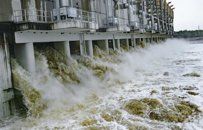 Imagen de archivo de uno de los diques del Gulf Intracoastal Waterway West Closure Complex in Belle Chasse, Luisiana. Nueva Orleans se encuentra en la ruta del huracán Ida justo 16 años después que Katrina hizo colapsar el sistema de diques de la ciudad, que desde entonces ha invertido $14.5 billones en una transformación para el control de inundaciones. 