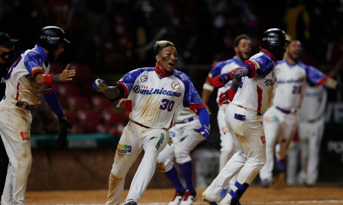 Critical rain against Panamanian Camargo, a member of the Dominican Republic, for celebrating his move to the Caribbean Series final