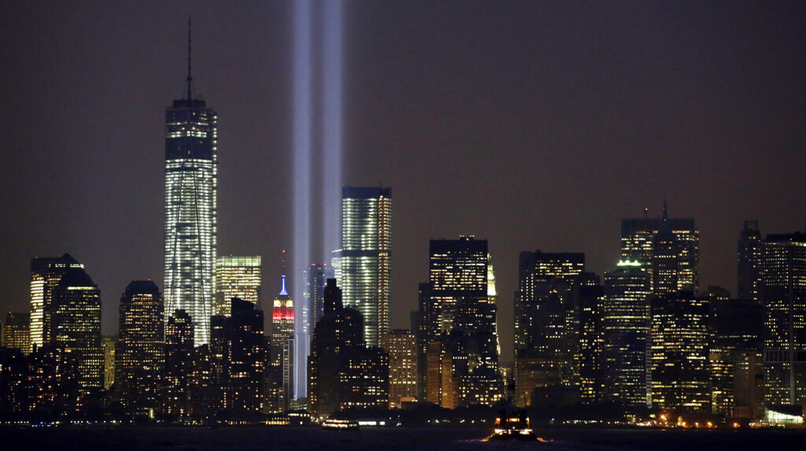 En esta fotografía de archivo del miércoles 11 de septiembre de 2013, dos rayos gemelos son proyectados hacia el cielo en memoria de los fallecidos por los ataques terroristas del 11 de septiembre de 2001 en la ciudad de Nueva York.