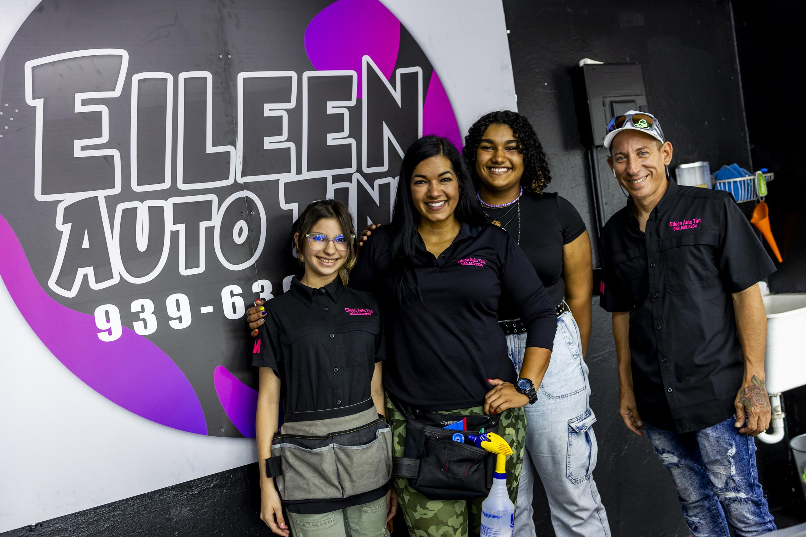 La propietaria del taller, Eileen Carrero (segunda desde la izquierda) emplea a dos féminas y tres hombres.