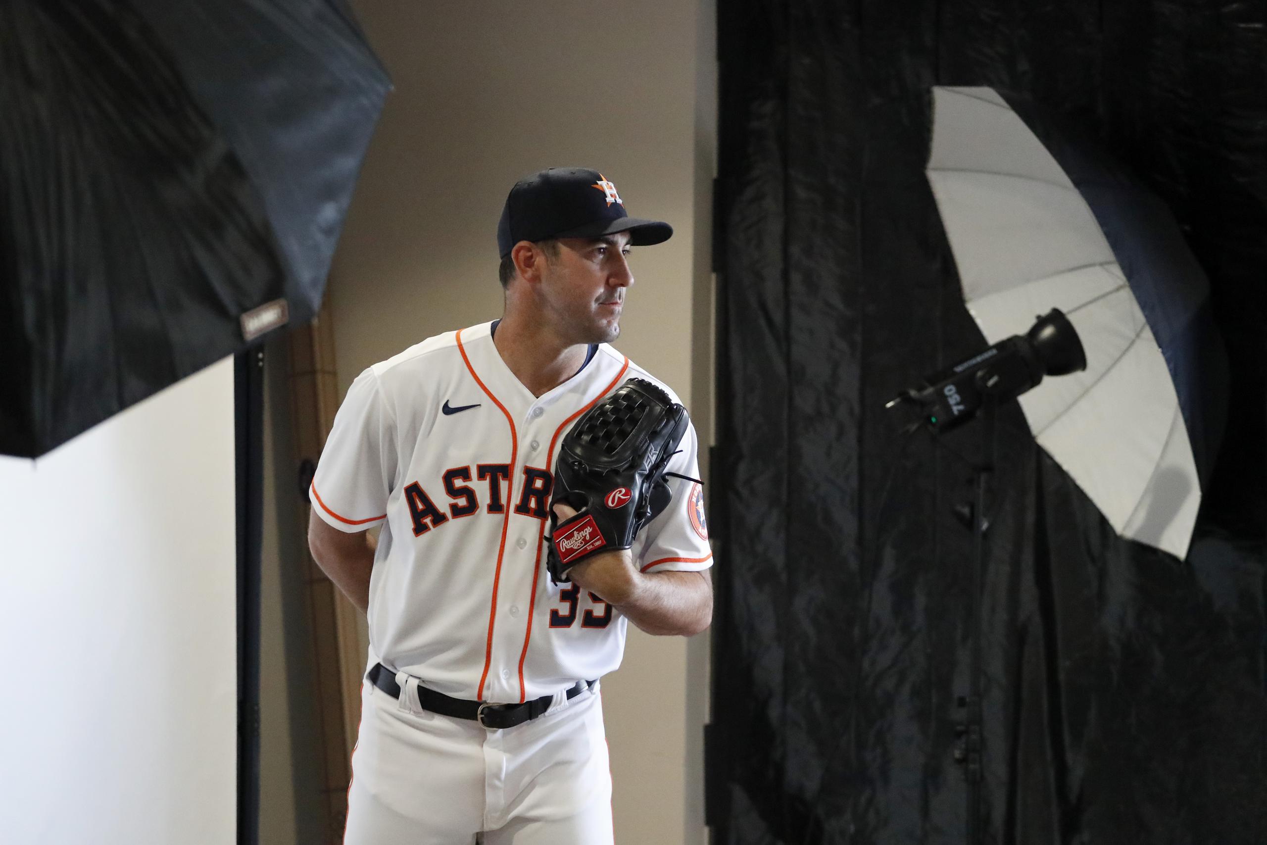 El pitcher de los Astros de Houston Justin Verlander participar de una sesión de fotos durante los entrenamientos de primavera.
