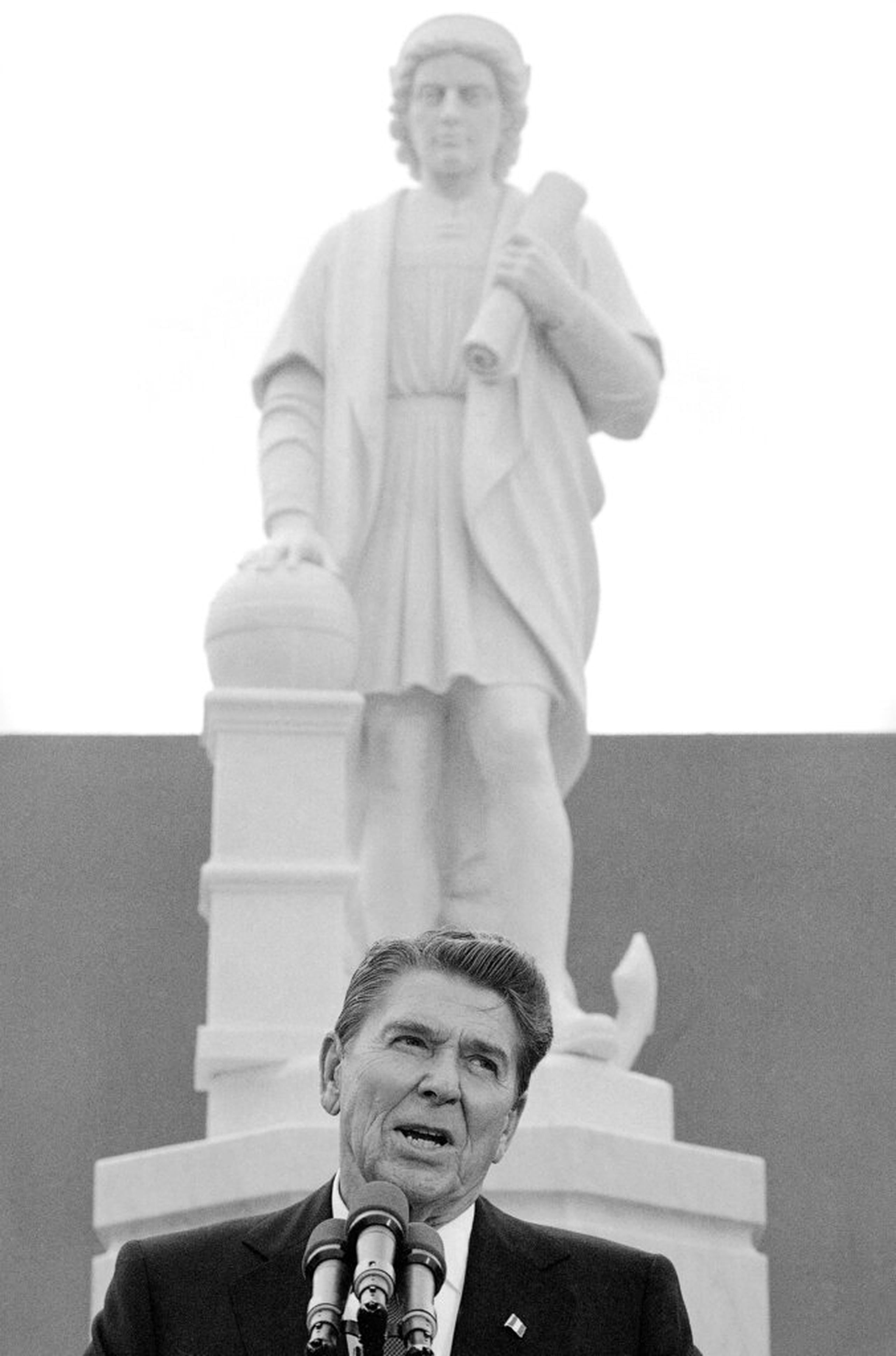 El presidente Ronald Reagan se dirige a una ceremonia en Baltimore para desvelar la estatua de Cristóbal Colón, el 9 de octubre de 1984.
