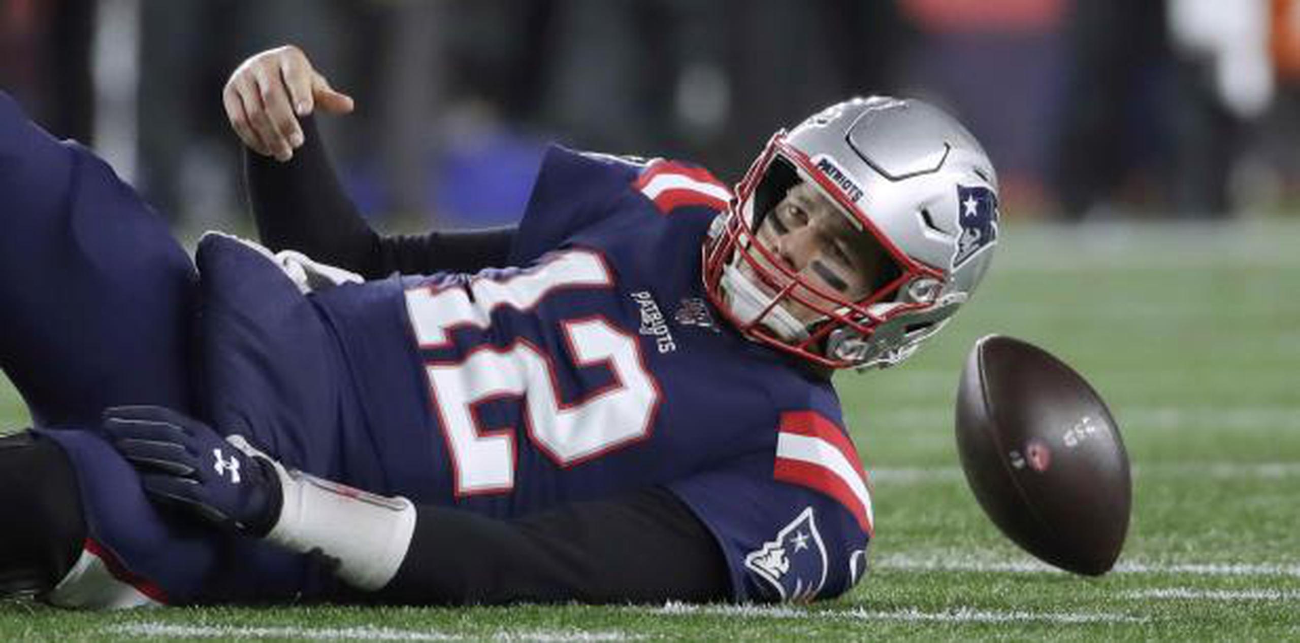 Tom Brady pierden el balón al ser derribado durante el duelo ante Kansas City el domingo pasado. (AP)