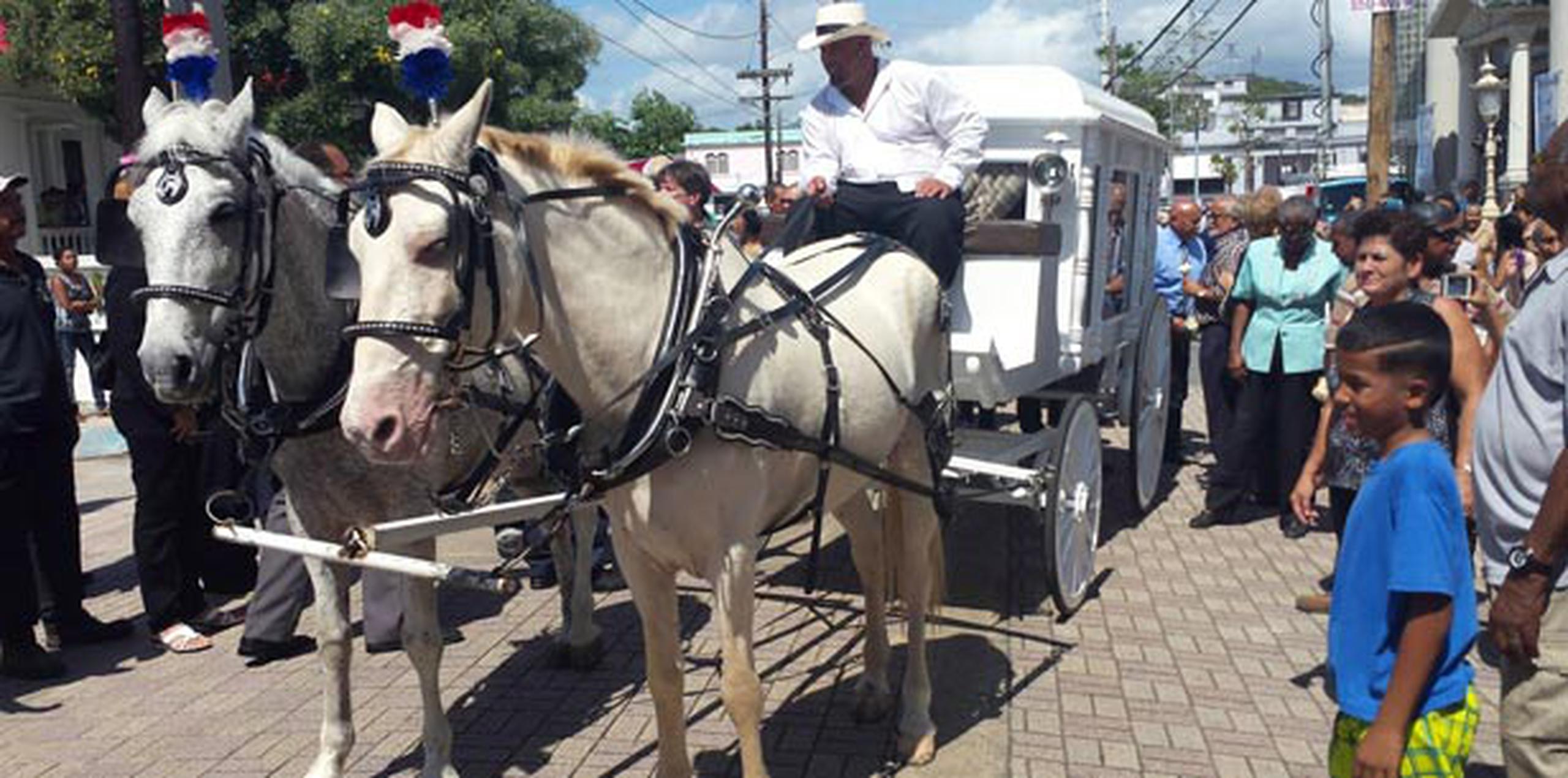 El féretro fue llevado en una calesa halada por dos caballos blancos con pintas, llamados Palomo y Pancho. (gerald.lopez@gfrmedia.com)