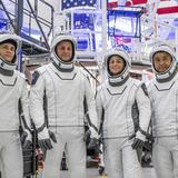 Astronautas de la Crew-5 viajan hacia la EEI acompañados por Einstein 