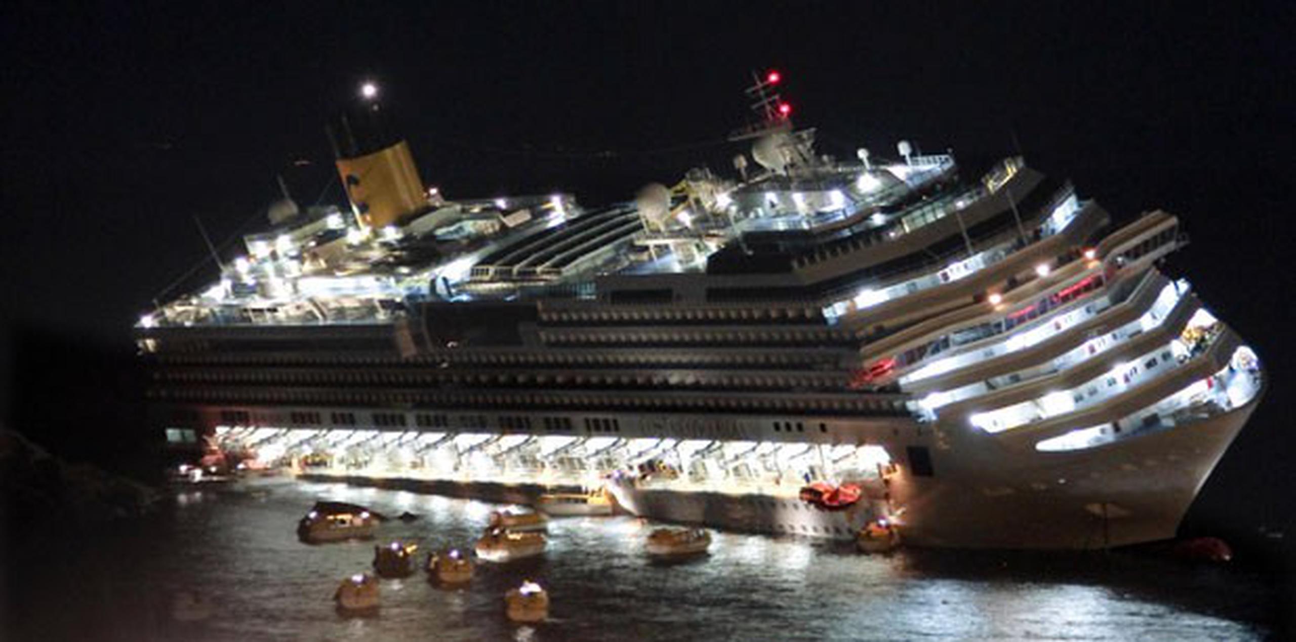 La tragedia se produjo la noche del 13 de enero de 2012 cuando el crucero, en el que viajaban 4,229 personas, encalló y naufragó en las costas de la isla del Giglio. (AP Photo/Giuseppe Modesti, File)