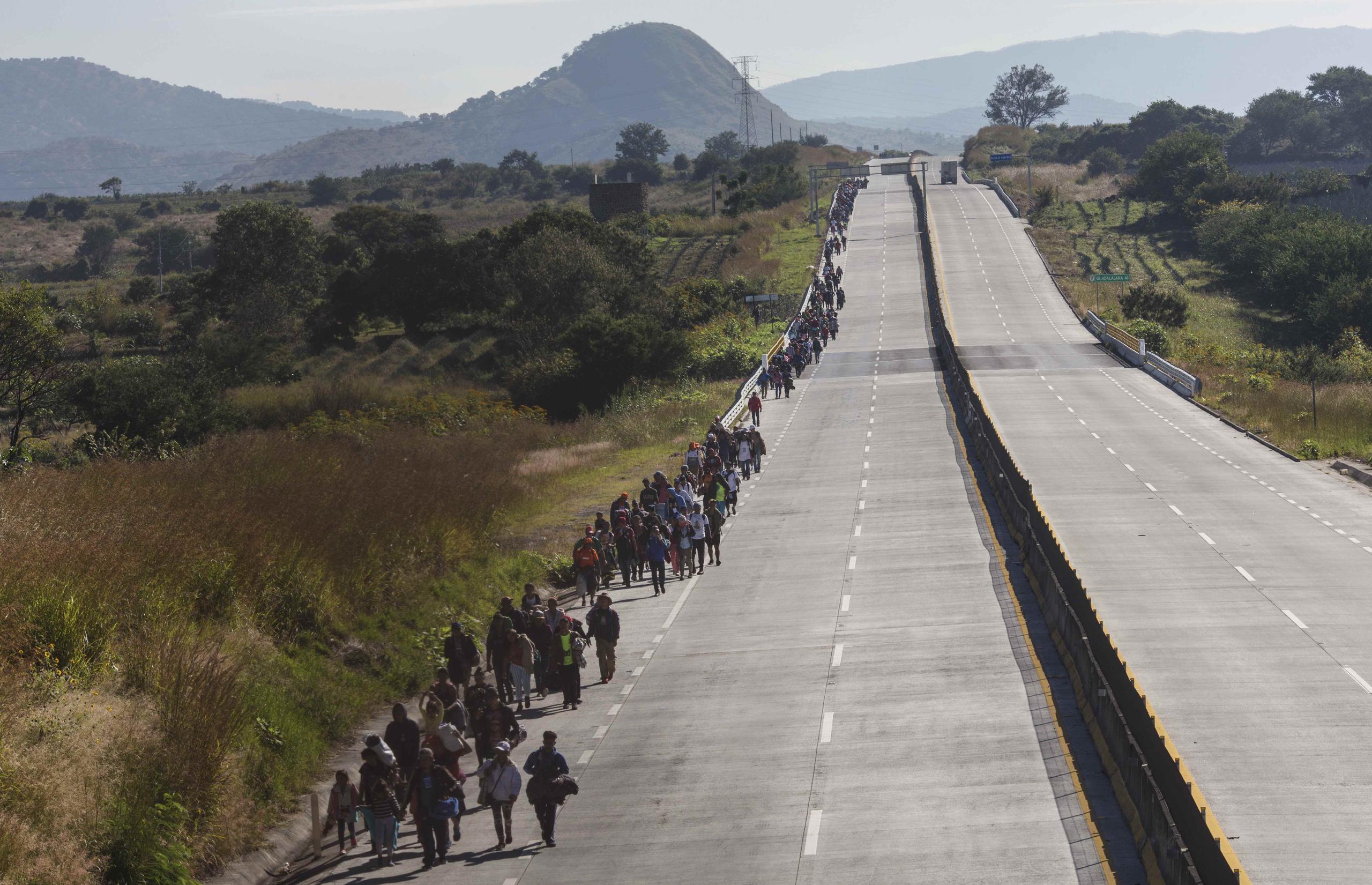Migrantes centroamericanos se desplazan en una caravana hacia la frontera de Estados Unidos mientras caminan por la carretera que conecta Guadalajara con Tepic, México. (AP)