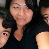 Salvadoreña se reúne con sus dos hijos tras haber sido separados en la frontera con México en 2017