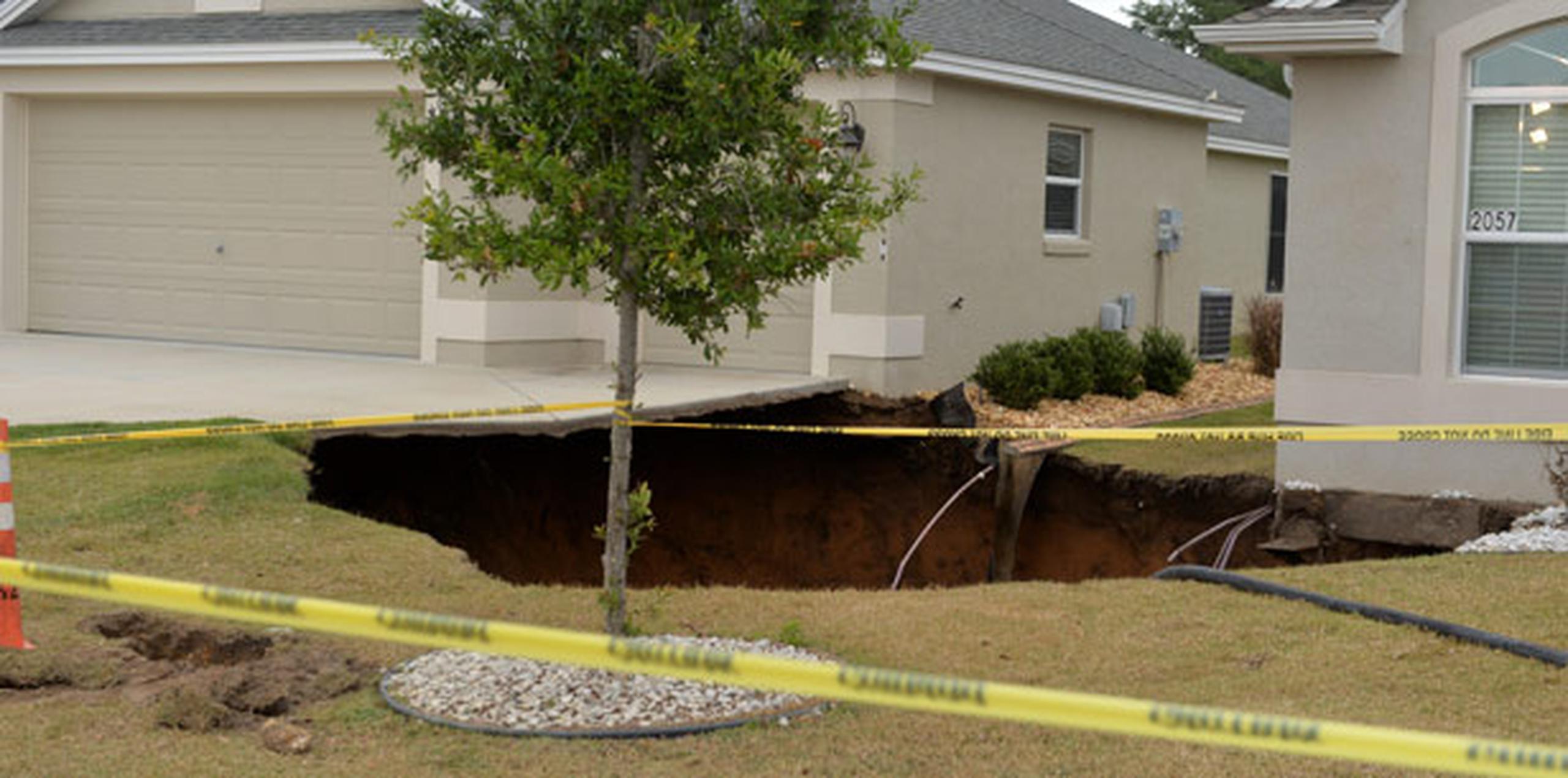 Carpinteros indicaron que el hoyo fue tapado el sábado en la noche. (AP)