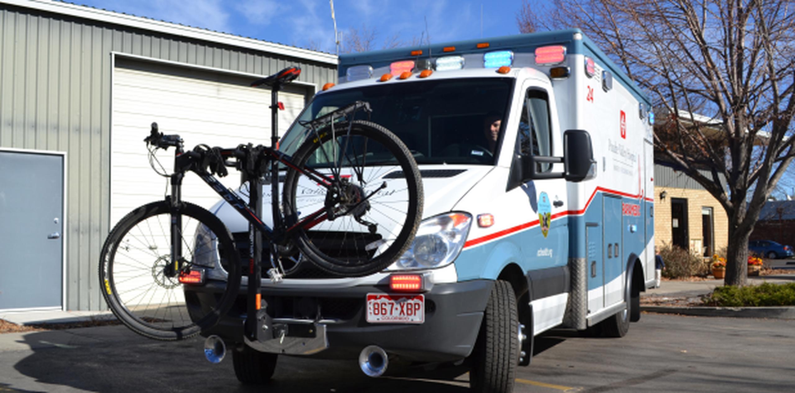 El servicio de ambulancias también enseña a niños de primaria cómo ir a la escuela en bicicleta con seguridad y cómo colocarse el casco debidamente. (Archivo)