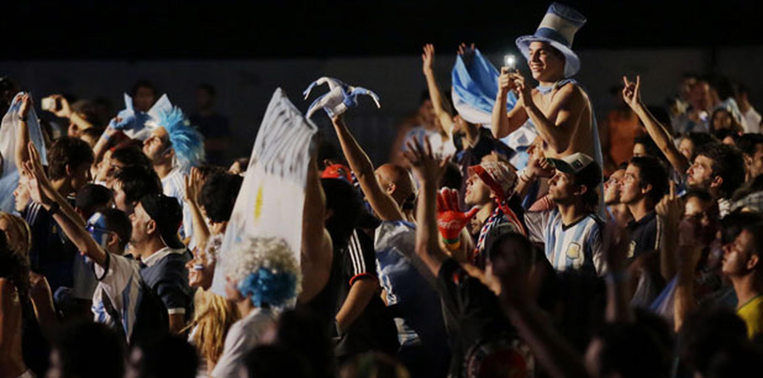 Fanáticos en la playa Copacabana en Rio de Janeiro, Brasil, durante el juego de Argentina en contra de Bosnia el domingo. (Foto AP/Matt Dunham)