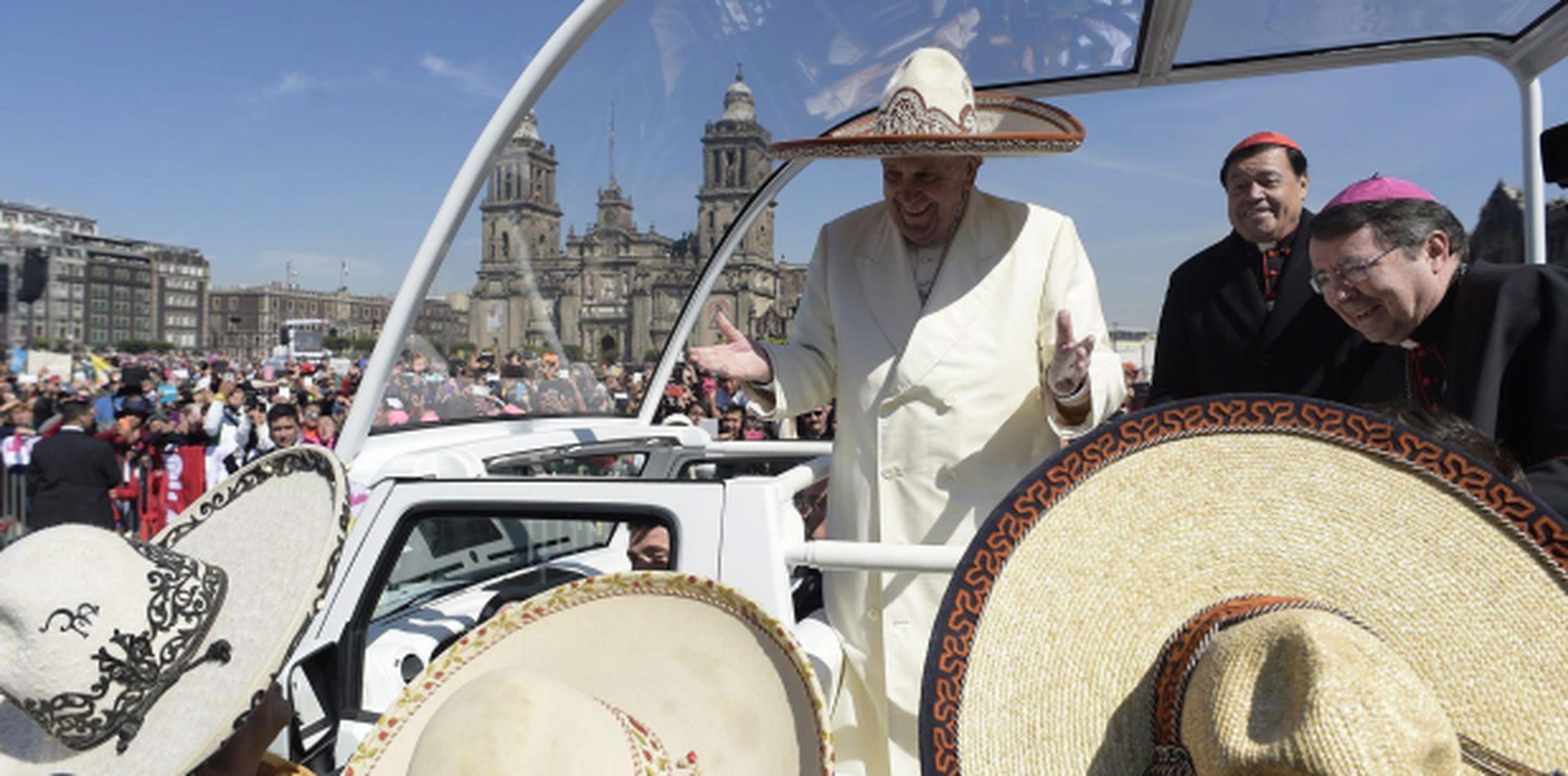Con un sombrero de charro mexicano y la catedral de Nuestra Señora de la Guadalupe al fondo, el papa comparte con feligreses de México durante su visita de 5 días a este país. (EFE)